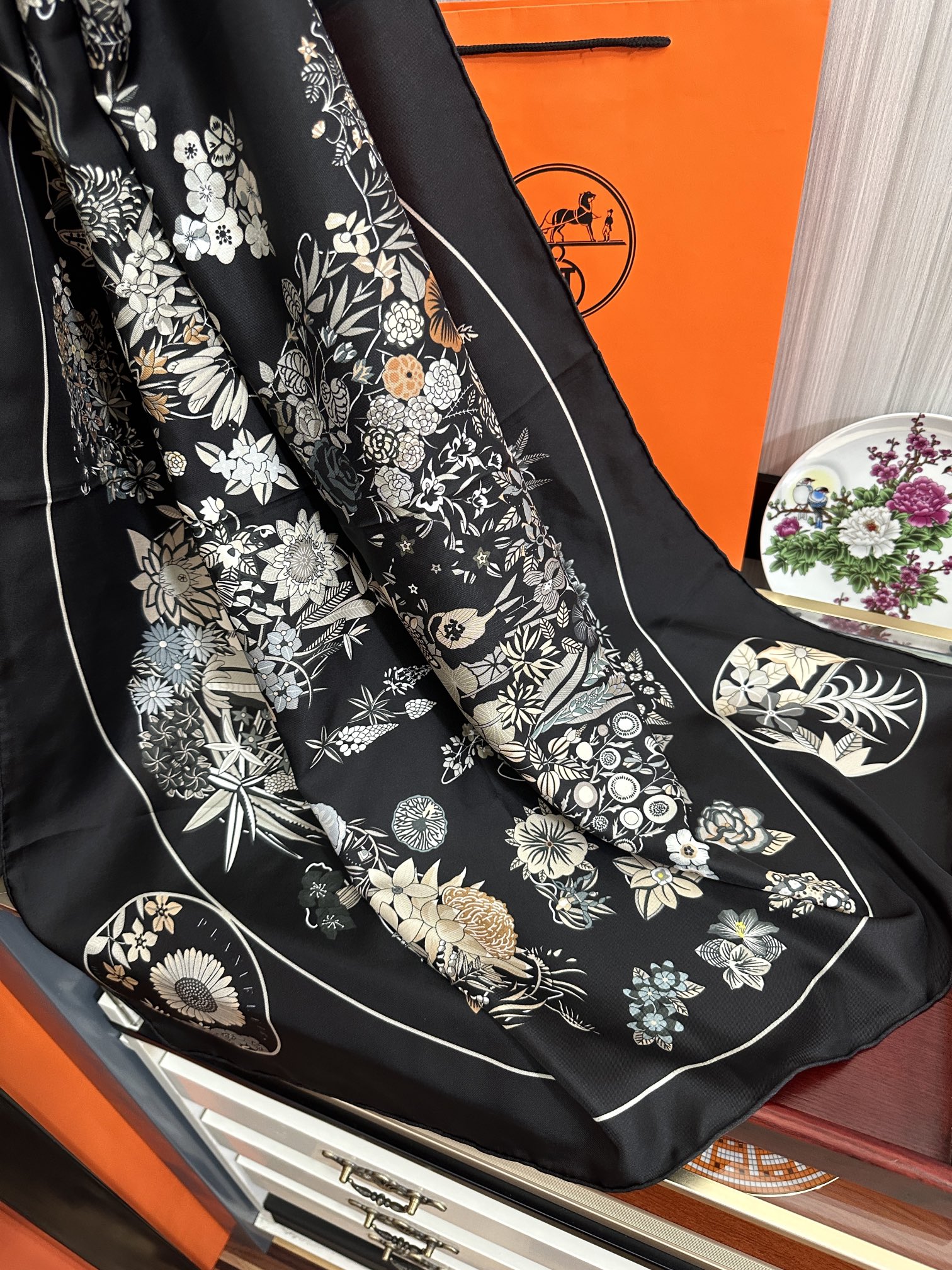 上新2025。HERMES 重磅庆祝【花绘地图】方巾嘴唇精简时髦，品质感很显好得意好搭到上瘾的丝巾色带着