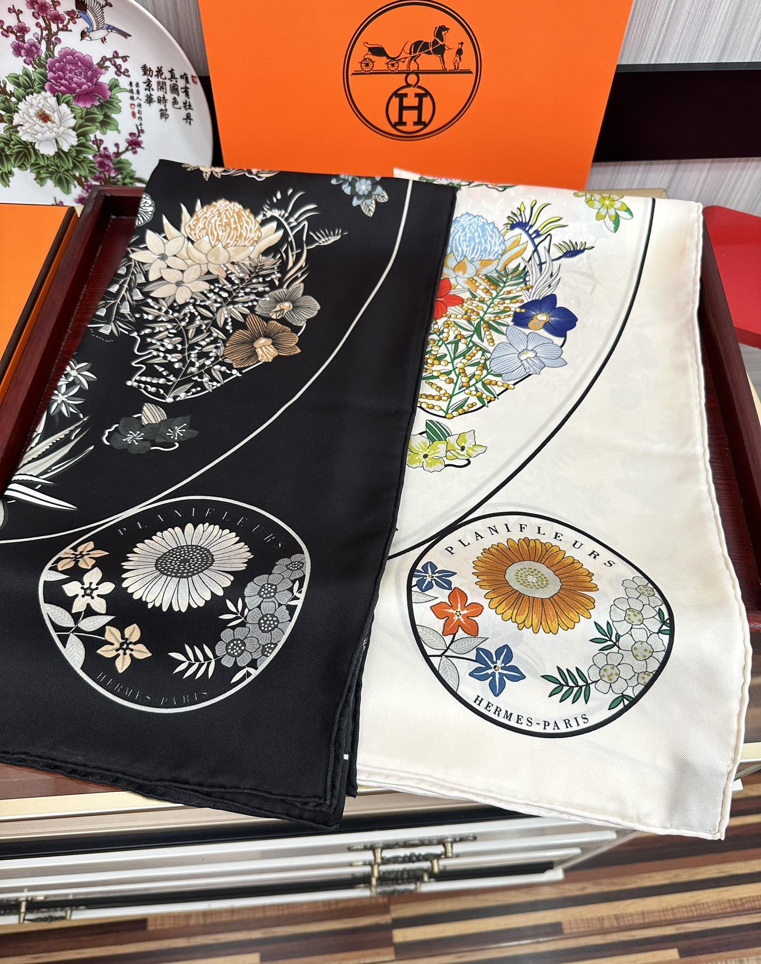 上新2025。HERMES 重磅庆祝【花绘地图】方巾嘴唇精简时髦，品质感很显好得意好搭到上瘾的丝巾色带着