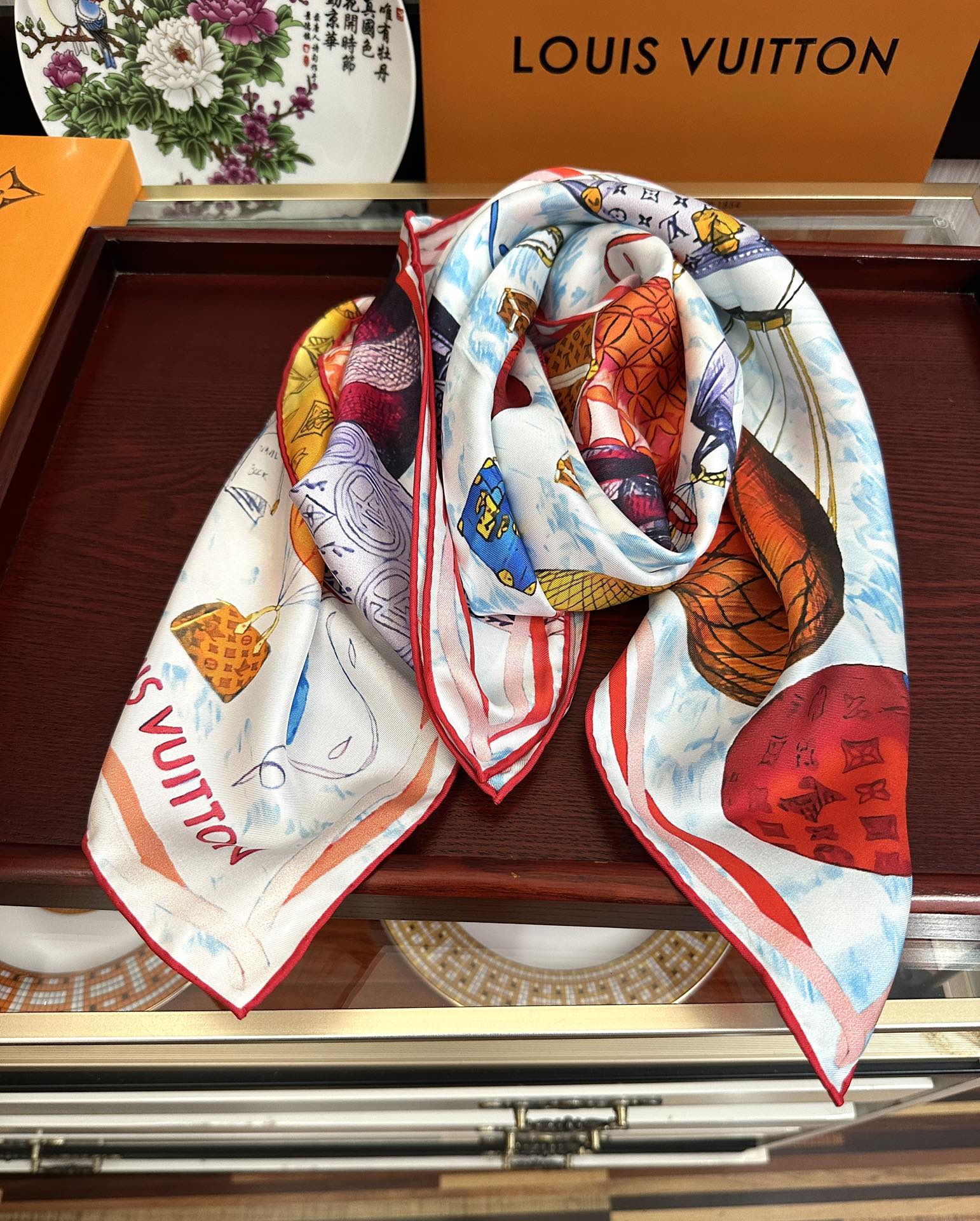 。LV官网同步【双面同色 热气球⚽️】精致卷边 太美了庆祝永远都是那么经典“通过别致的经典色彩向原创设计