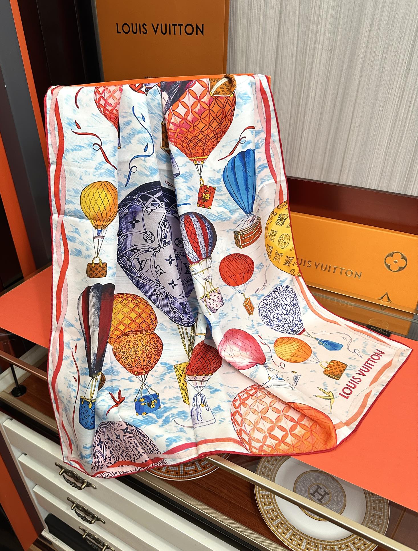 。LV官网同步【双面同色 热气球⚽️】精致卷边 太美了庆祝永远都是那么经典“通过别致的经典色彩向原创设计