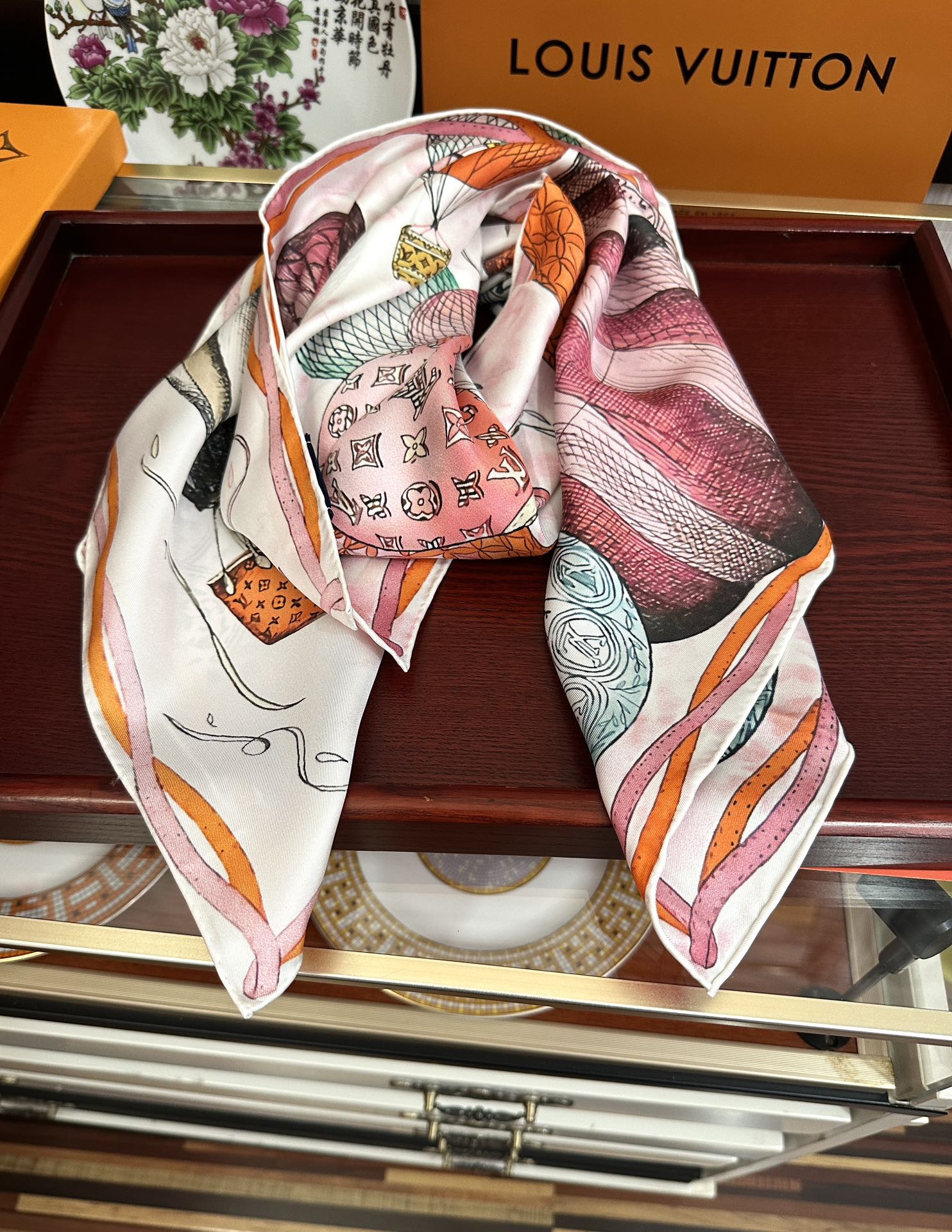 。LV官网同步【双面同色 热气球⚽️】精致卷边 太美了庆祝永远都是那么经典“通过别致的经典色彩向原创设计