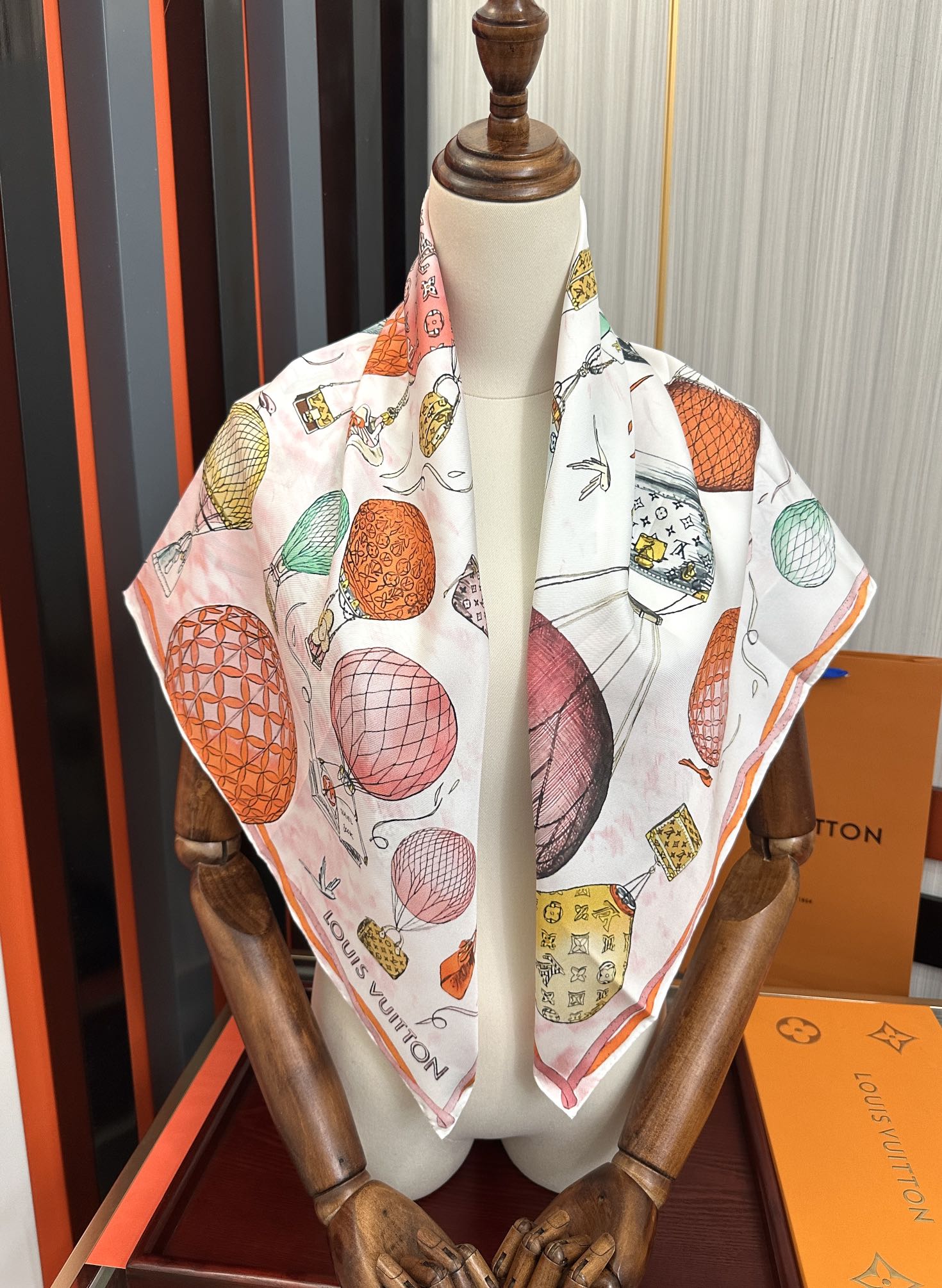 。LV官网同步【双面同色 热气球⚽️】精致卷边 太美了庆祝永远都是那么经典“通过别致的经典色彩向原创设计