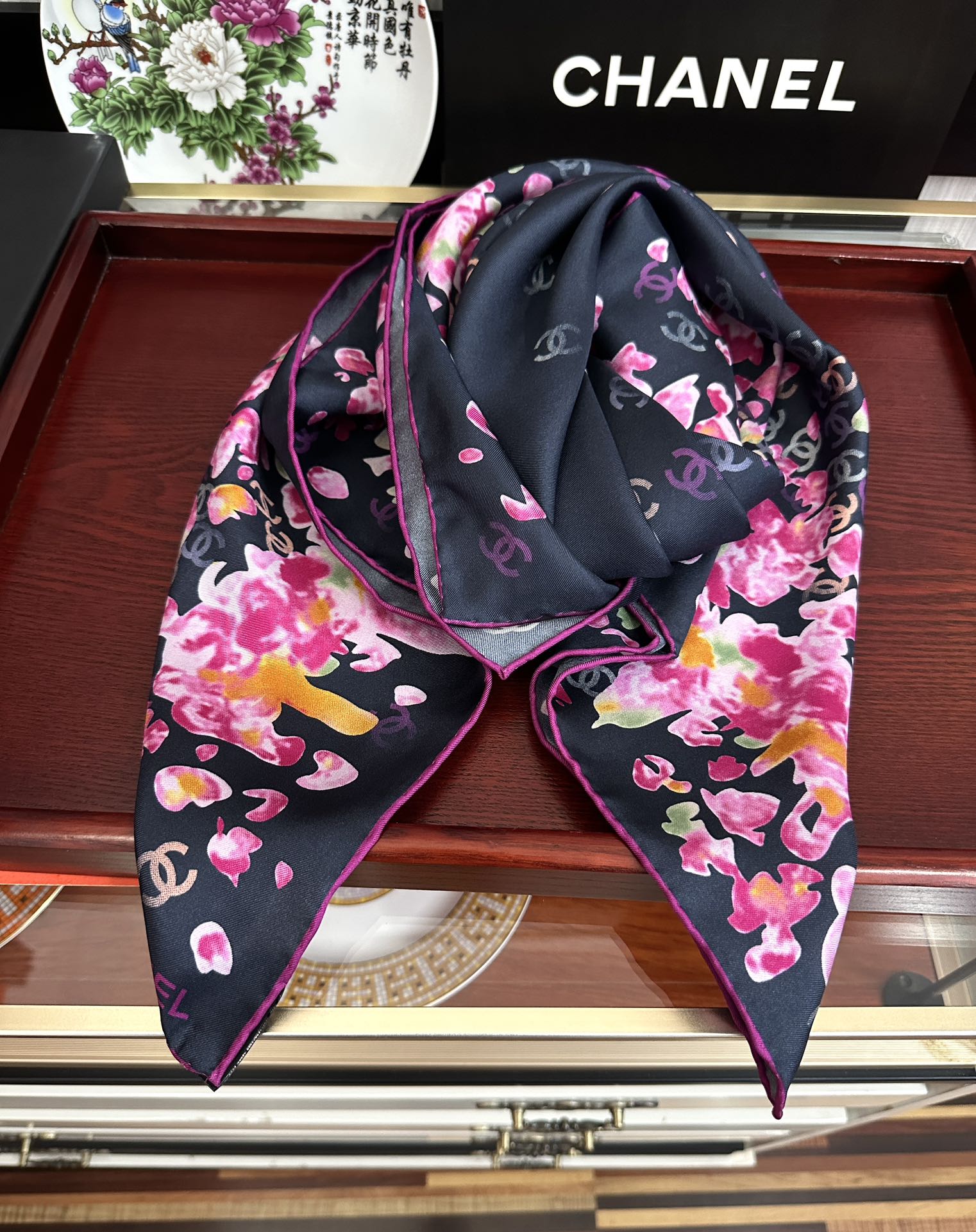  。香奈儿 【CC花卉】官网同步 薰衣草紫💜其繁花设计和晕染手法展现了典雅与浪漫的气质得意彩色字母的点缀