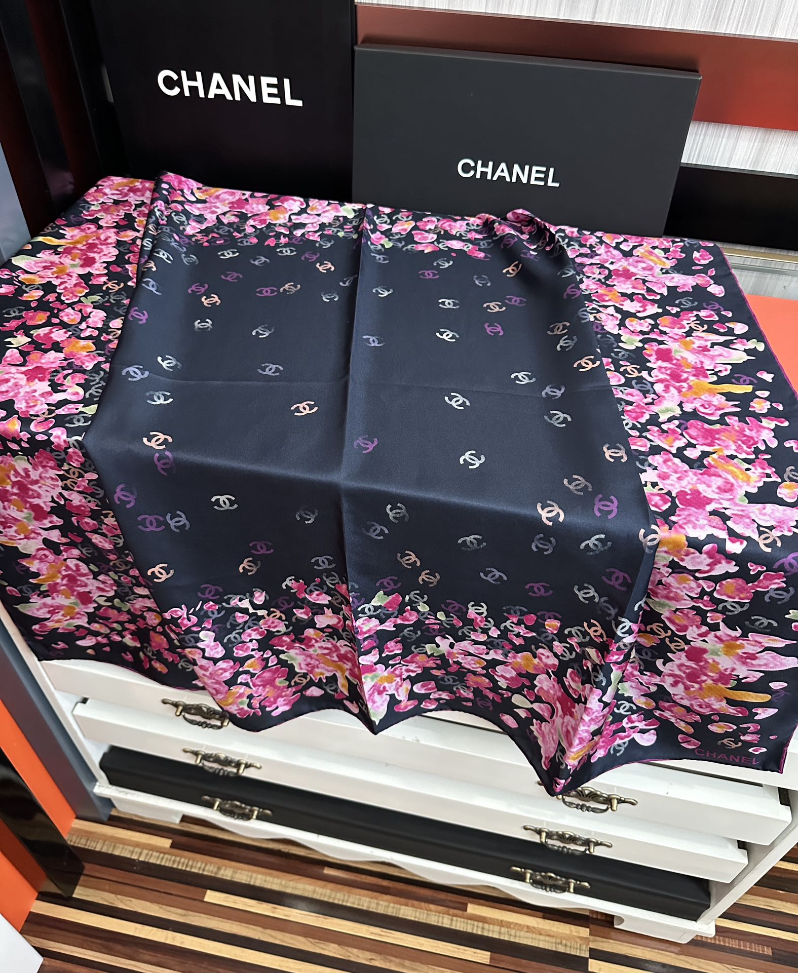  。香奈儿 【CC花卉】官网同步 薰衣草紫💜其繁花设计和晕染手法展现了典雅与浪漫的气质得意彩色字母的点缀