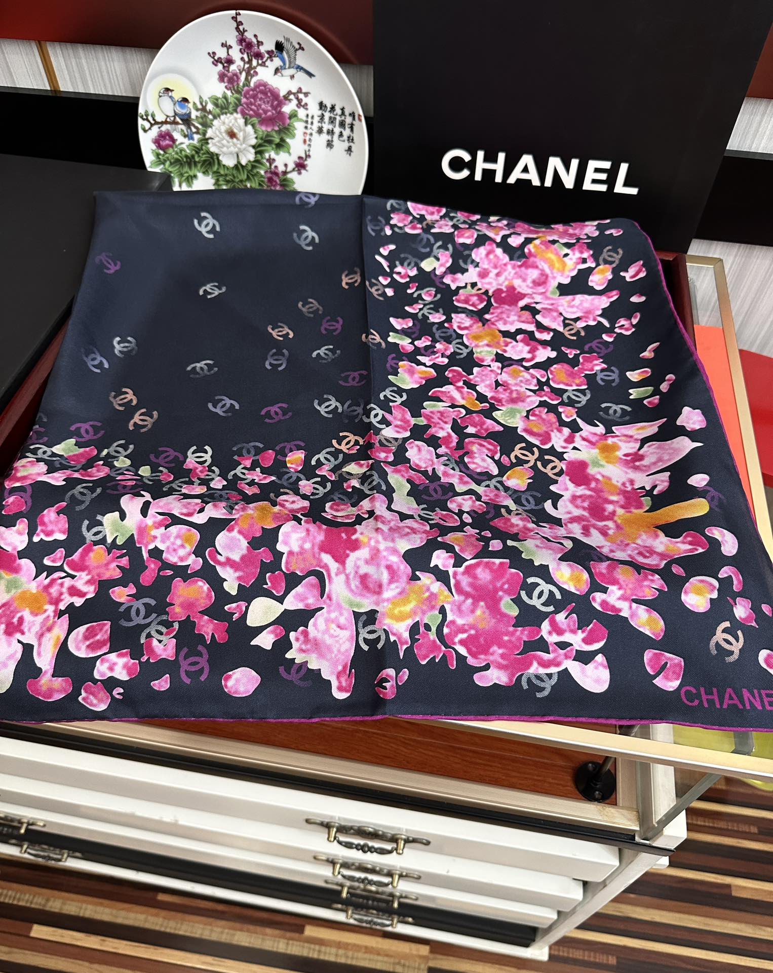  。香奈儿 【CC花卉】官网同步 薰衣草紫💜其繁花设计和晕染手法展现了典雅与浪漫的气质得意彩色字母的点缀