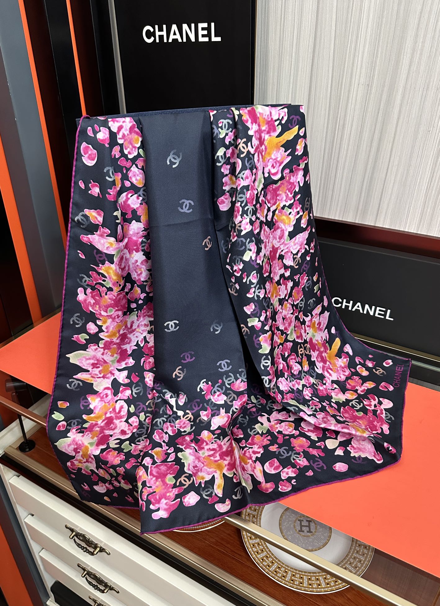  。香奈儿 【CC花卉】官网同步 薰衣草紫💜其繁花设计和晕染手法展现了典雅与浪漫的气质得意彩色字母的点缀