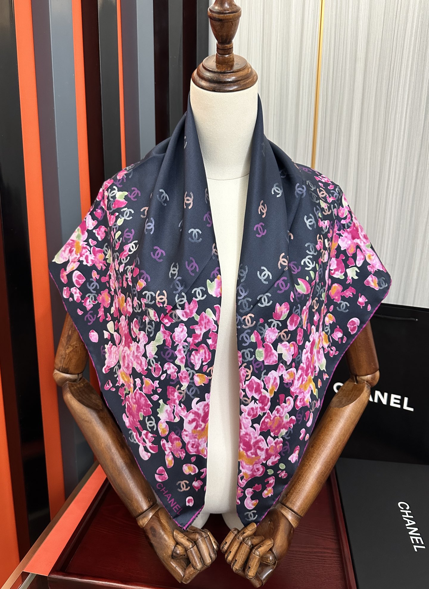  。香奈儿 【CC花卉】官网同步 薰衣草紫💜其繁花设计和晕染手法展现了典雅与浪漫的气质得意彩色字母的点缀