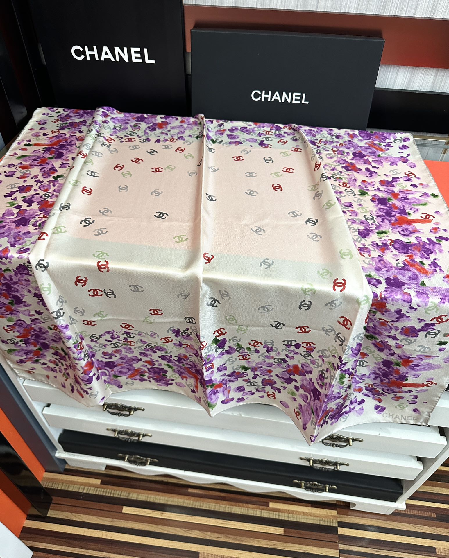  。香奈儿 【CC花卉】官网同步 薰衣草紫💜其繁花设计和晕染手法展现了典雅与浪漫的气质得意彩色字母的点缀