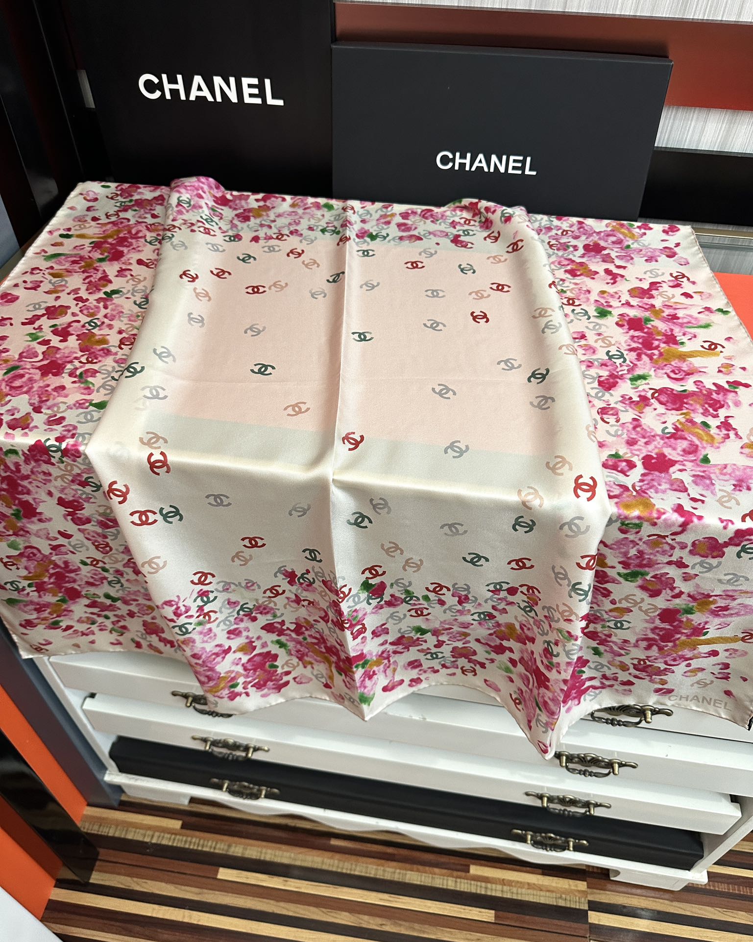  。香奈儿 【CC花卉】官网同步 薰衣草紫💜其繁花设计和晕染手法展现了典雅与浪漫的气质得意彩色字母的点缀