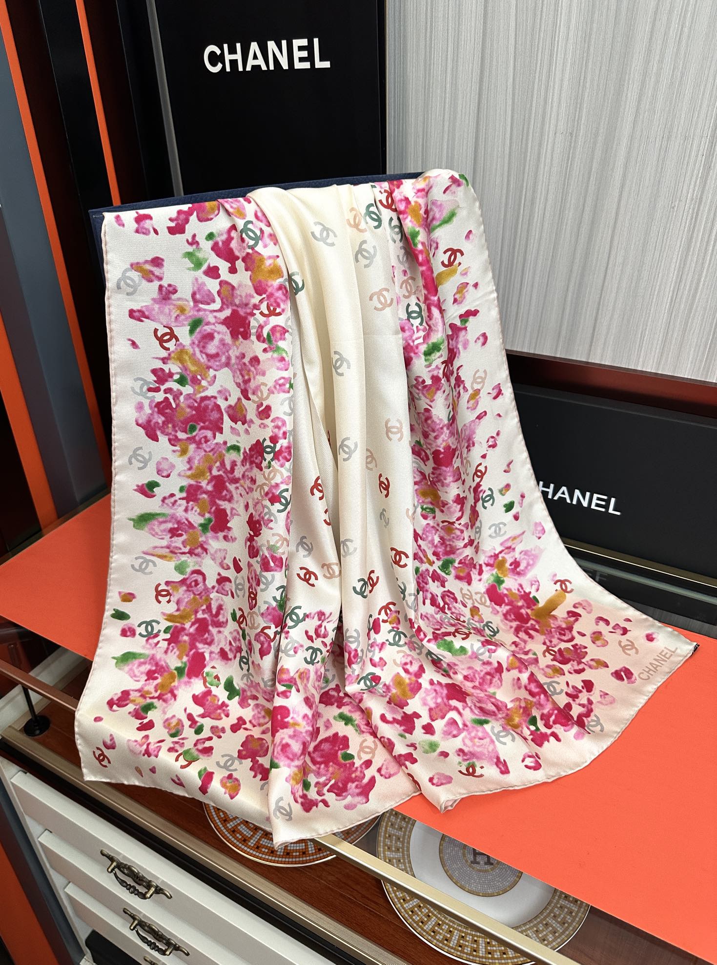  。香奈儿 【CC花卉】官网同步 薰衣草紫💜其繁花设计和晕染手法展现了典雅与浪漫的气质得意彩色字母的点缀