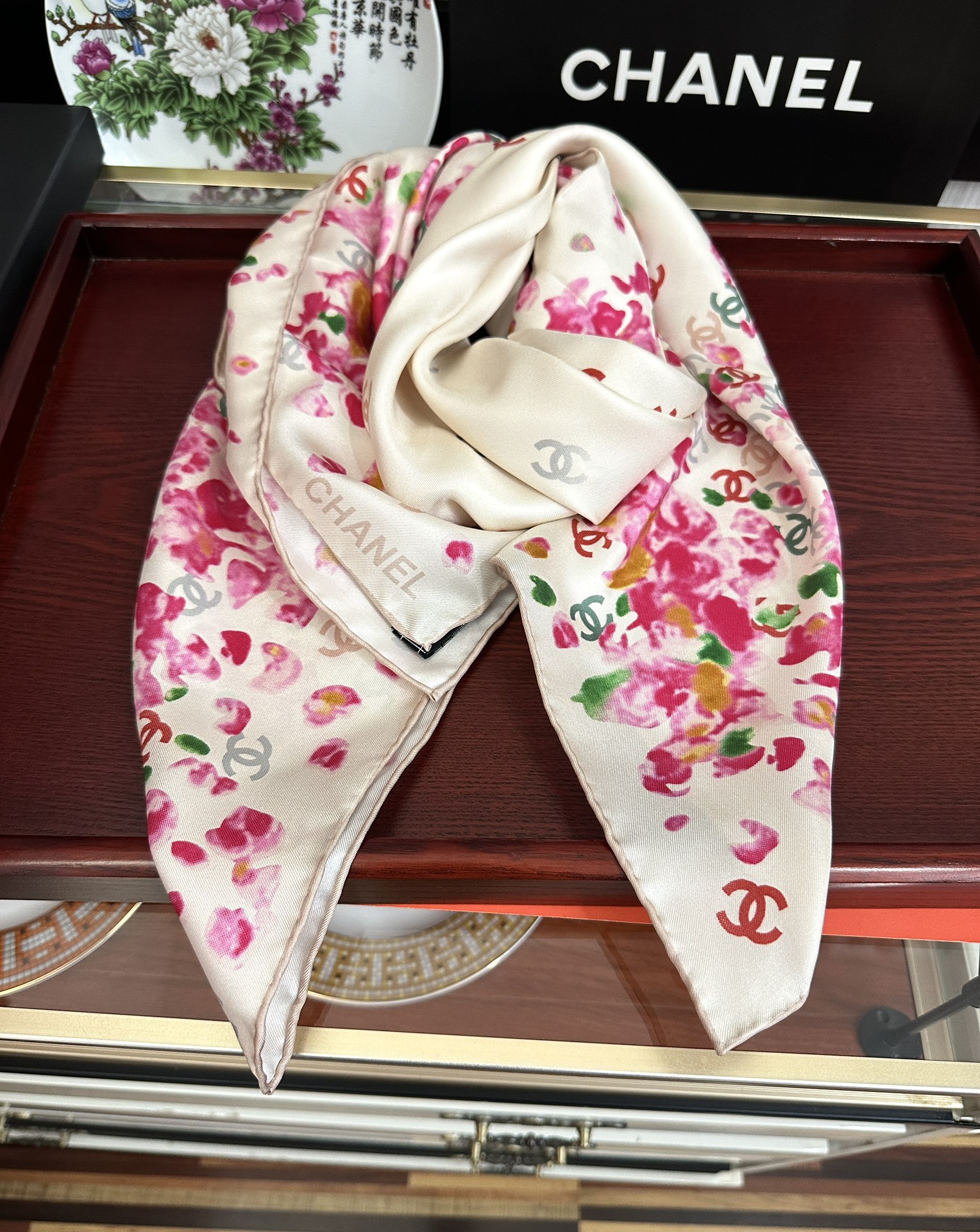  。香奈儿 【CC花卉】官网同步 薰衣草紫💜其繁花设计和晕染手法展现了典雅与浪漫的气质得意彩色字母的点缀