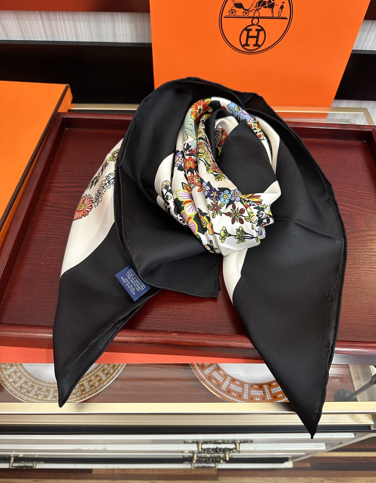  。高版本 爱马仕 的经典单品展现强大而迷人的女性魅力精髓色此90方巾推陈出新太阳诠释无限的情感和自由，