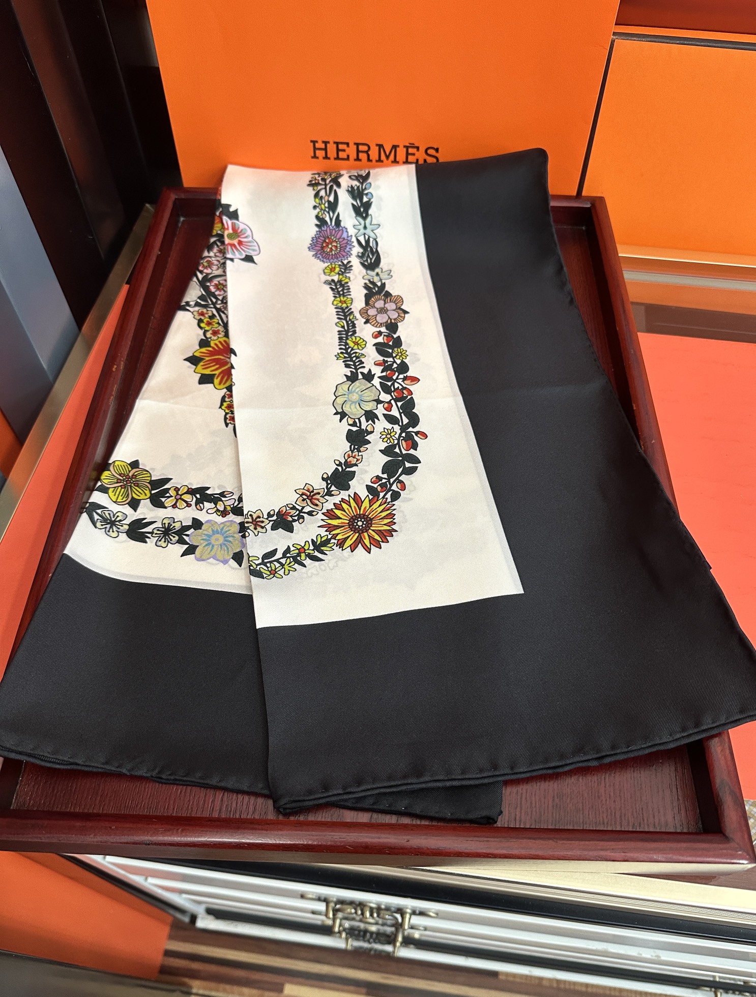  。高版本 爱马仕 的经典单品展现强大而迷人的女性魅力精髓色此90方巾推陈出新太阳诠释无限的情感和自由，