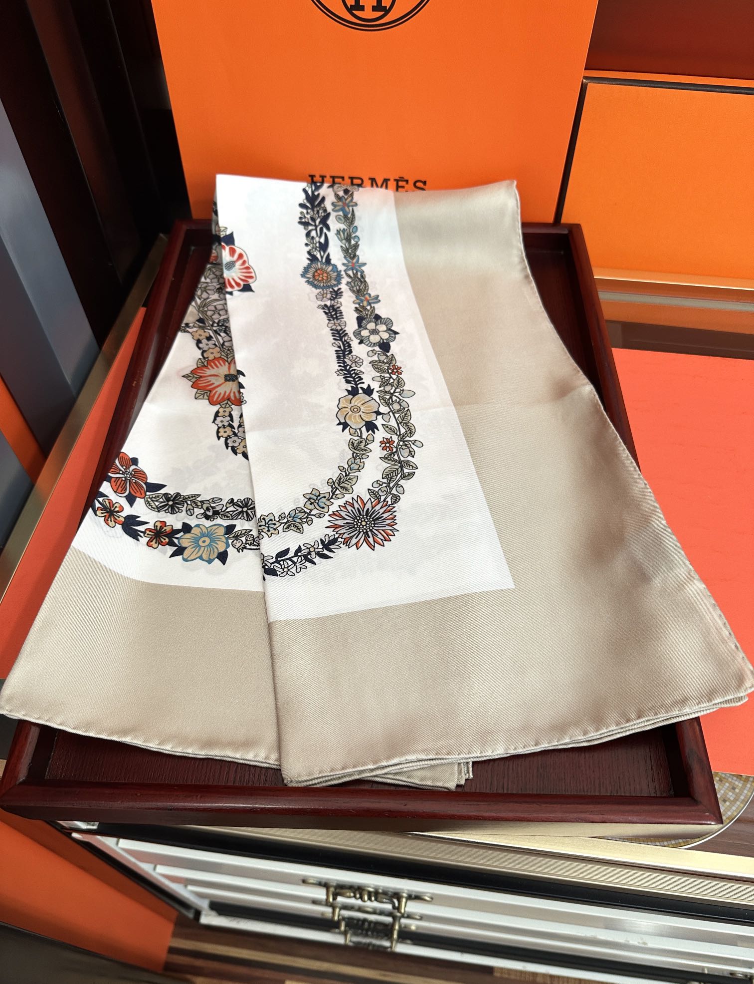  。高版本 爱马仕 的经典单品展现强大而迷人的女性魅力精髓色此90方巾推陈出新太阳诠释无限的情感和自由，