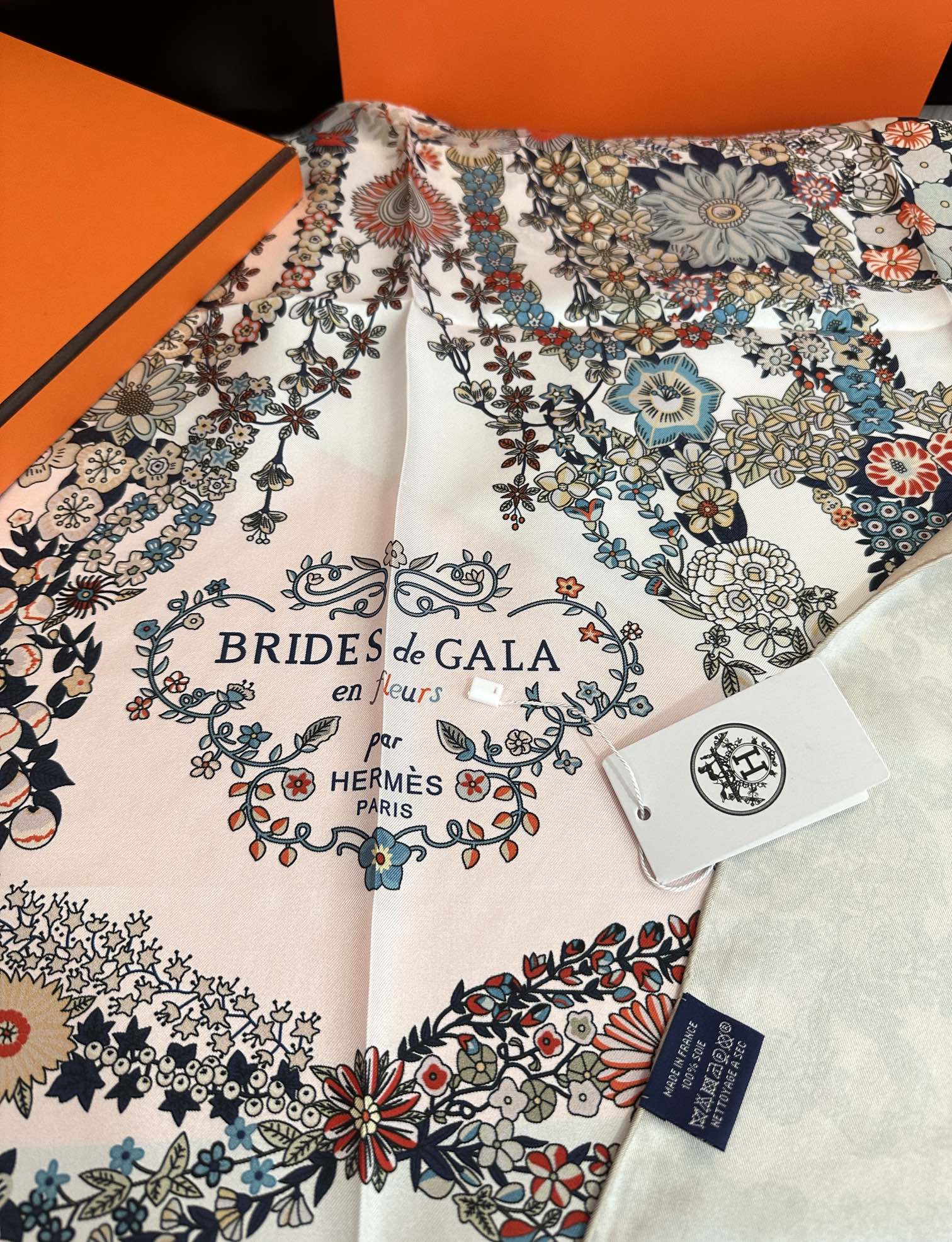  。高版本 爱马仕 的经典单品展现强大而迷人的女性魅力精髓色此90方巾推陈出新太阳诠释无限的情感和自由，