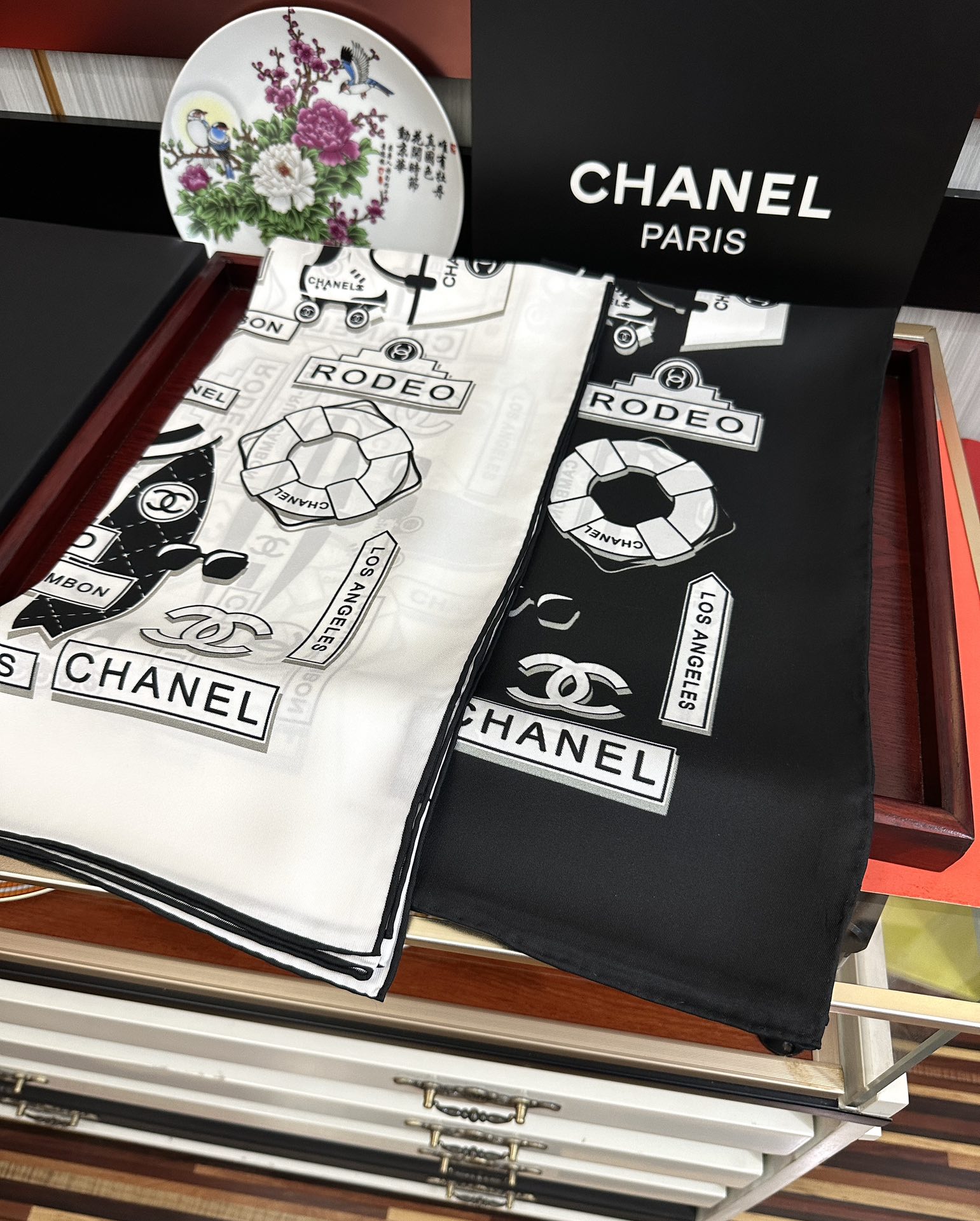  。2010香奈儿 顶级设计师 又一新款出货了庆祝靓女们必备款色太美了玫瑰上身效果非常美得意各种图案标志