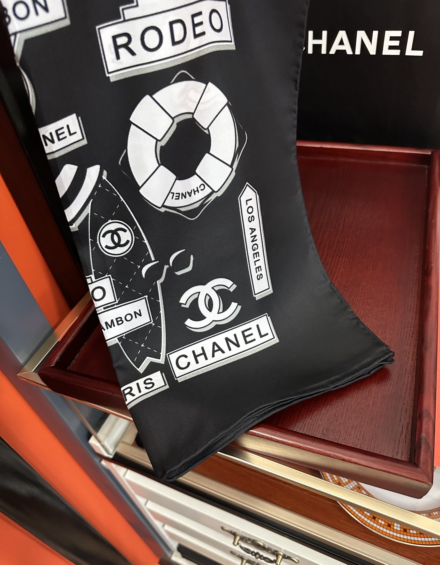  。2010香奈儿 顶级设计师 又一新款出货了庆祝靓女们必备款色太美了玫瑰上身效果非常美得意各种图案标志