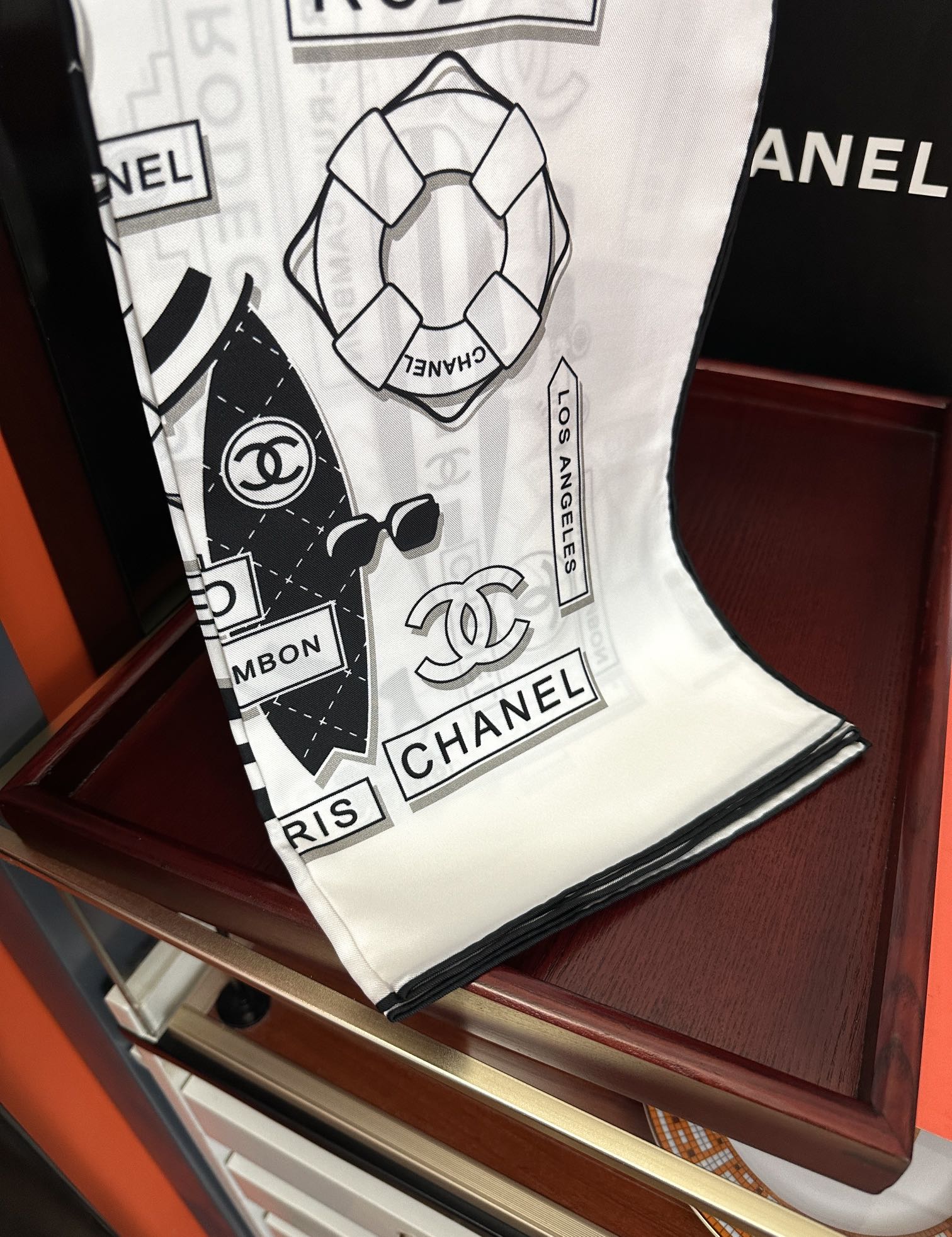  。2010香奈儿 顶级设计师 又一新款出货了庆祝靓女们必备款色太美了玫瑰上身效果非常美得意各种图案标志