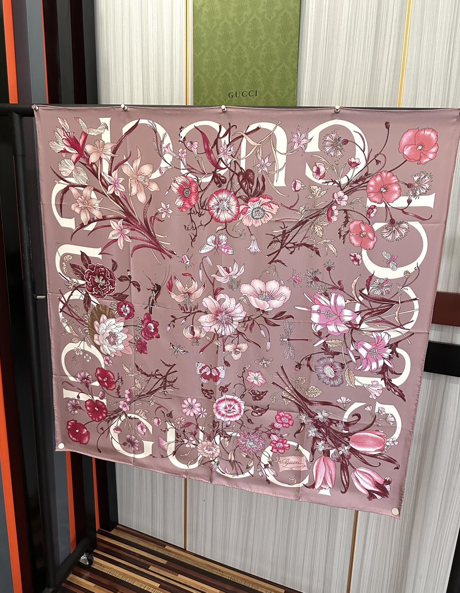  。新款 古奇《花卉丝巾》斜纹真丝 精致手工卷边庆祝光泽柔滑且垂感极佳得意以典雅的蓝色为基调嘴唇将品牌标