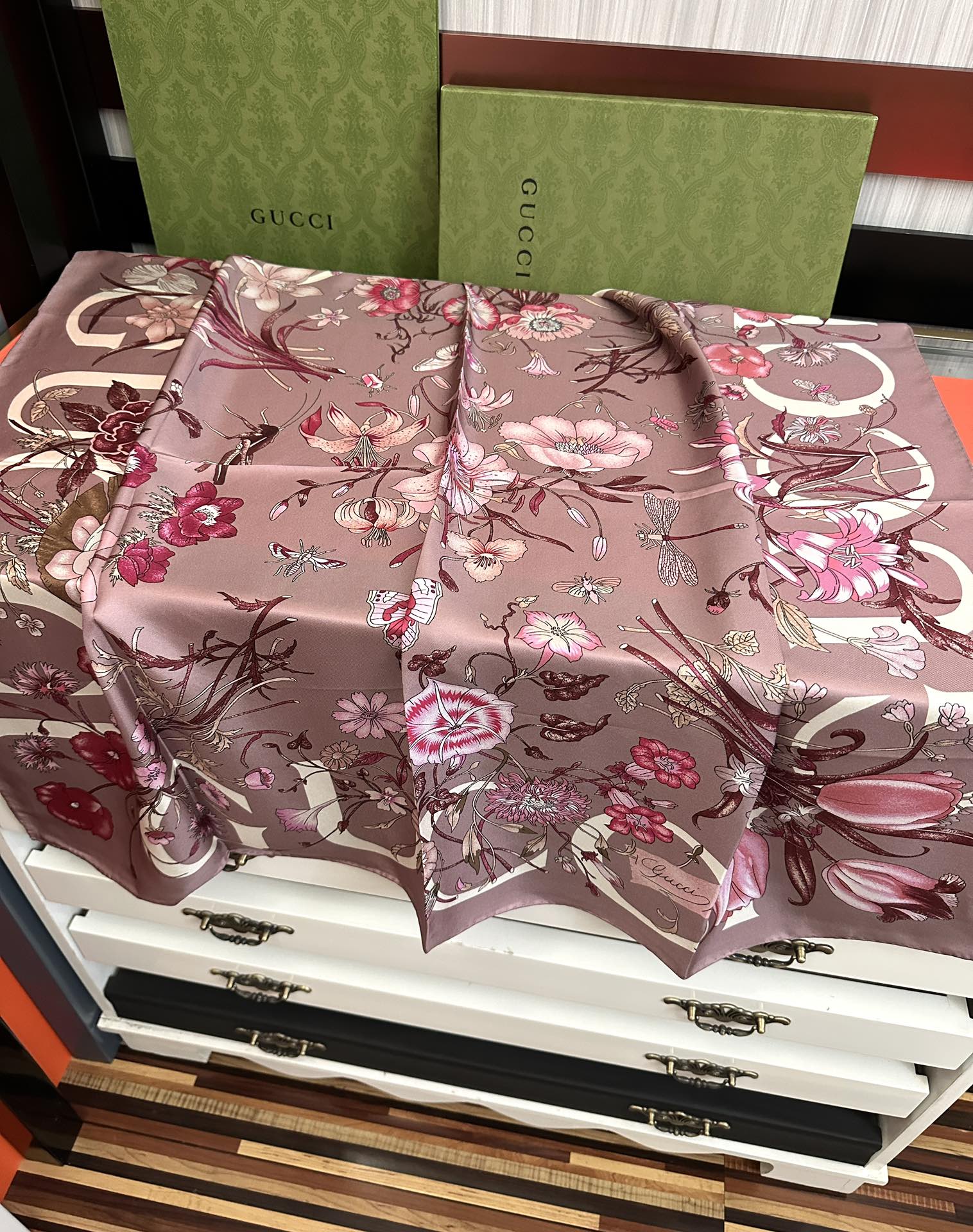  。新款 古奇《花卉丝巾》斜纹真丝 精致手工卷边庆祝光泽柔滑且垂感极佳得意以典雅的蓝色为基调嘴唇将品牌标