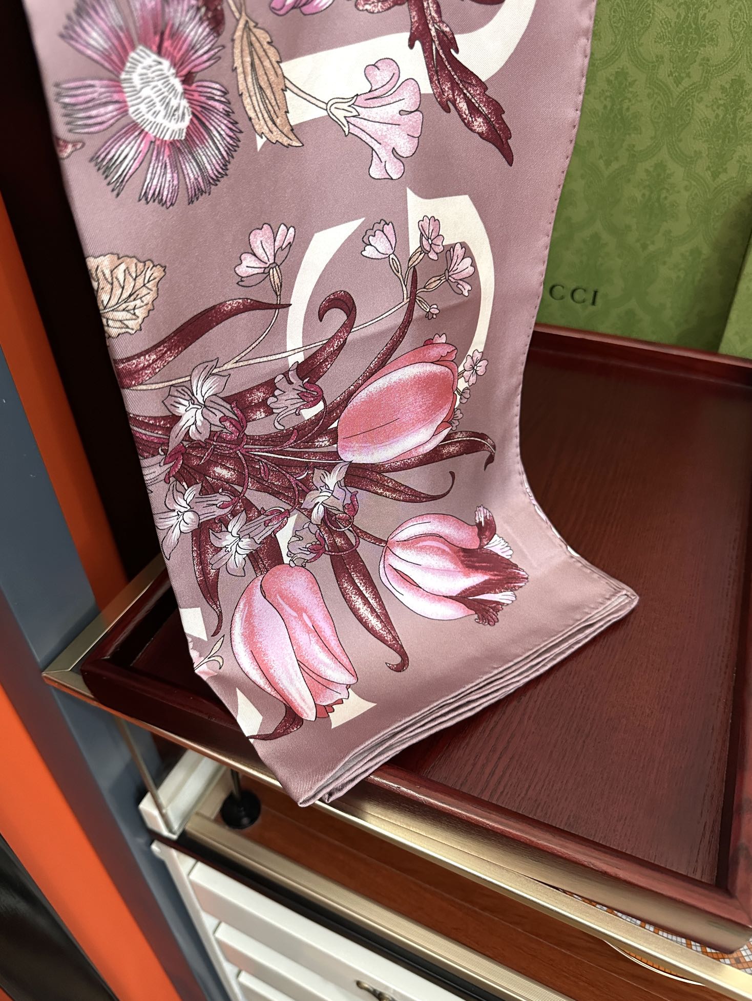  。新款 古奇《花卉丝巾》斜纹真丝 精致手工卷边庆祝光泽柔滑且垂感极佳得意以典雅的蓝色为基调嘴唇将品牌标