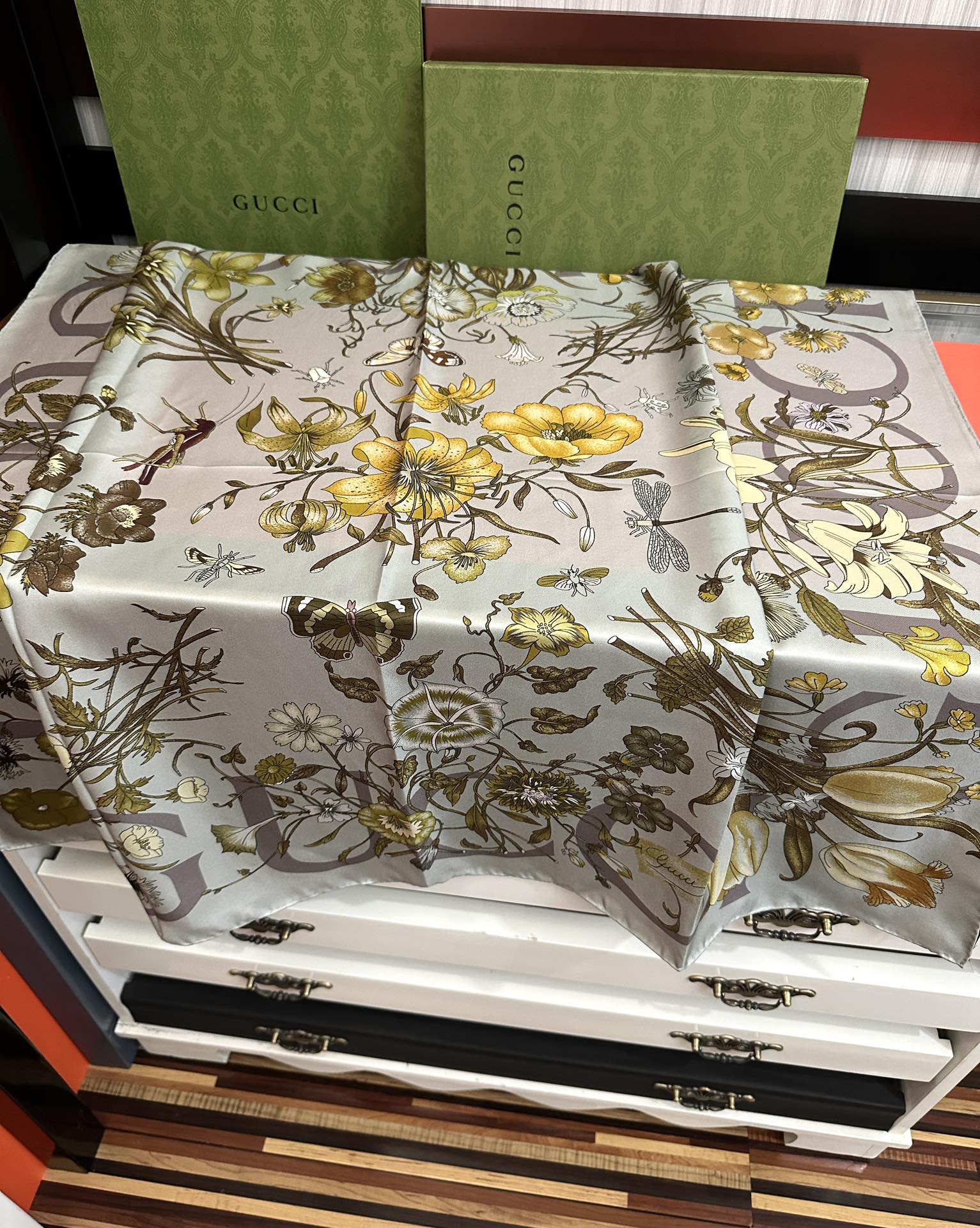  。新款 古奇《花卉丝巾》斜纹真丝 精致手工卷边庆祝光泽柔滑且垂感极佳得意以典雅的蓝色为基调嘴唇将品牌标