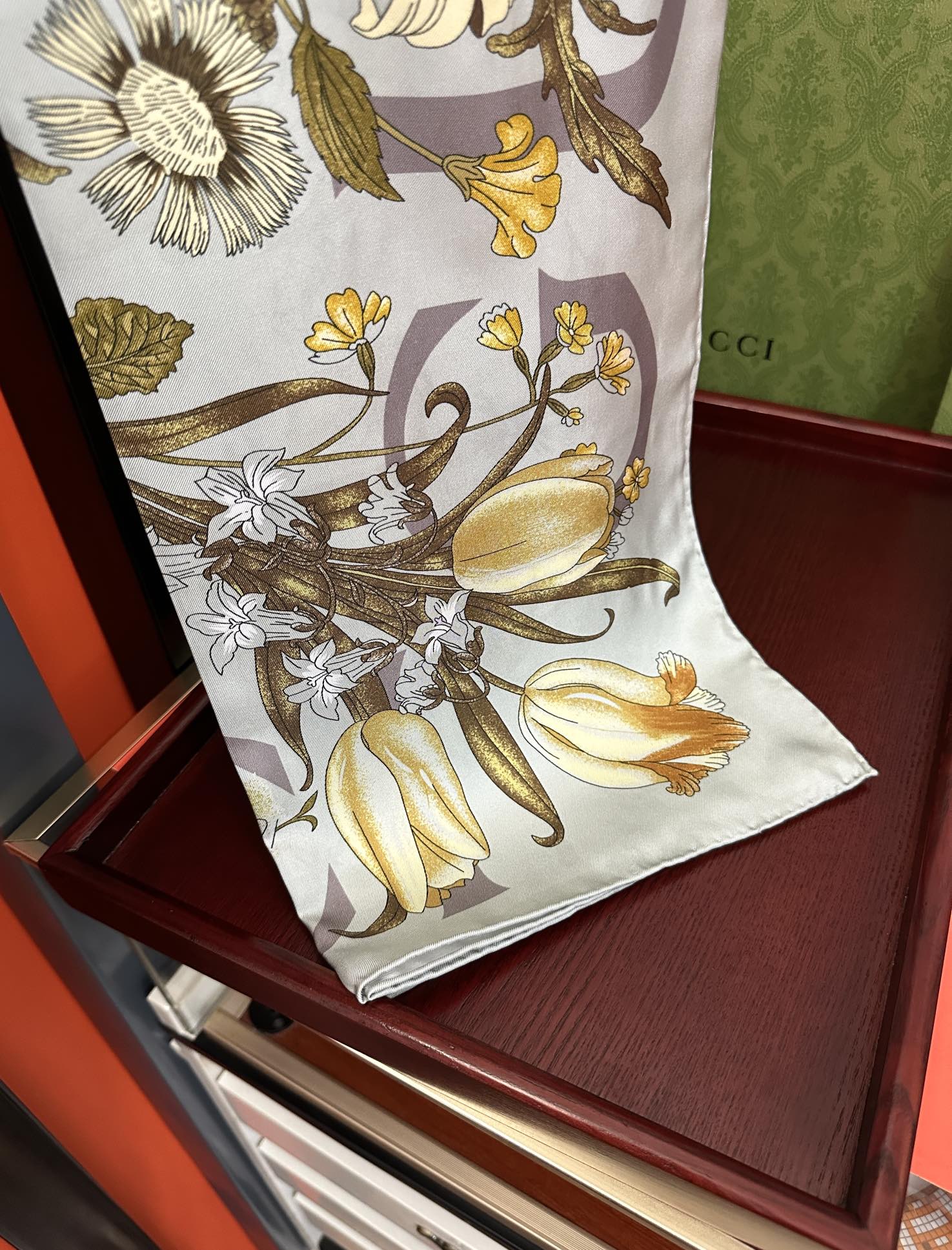  。新款 古奇《花卉丝巾》斜纹真丝 精致手工卷边庆祝光泽柔滑且垂感极佳得意以典雅的蓝色为基调嘴唇将品牌标