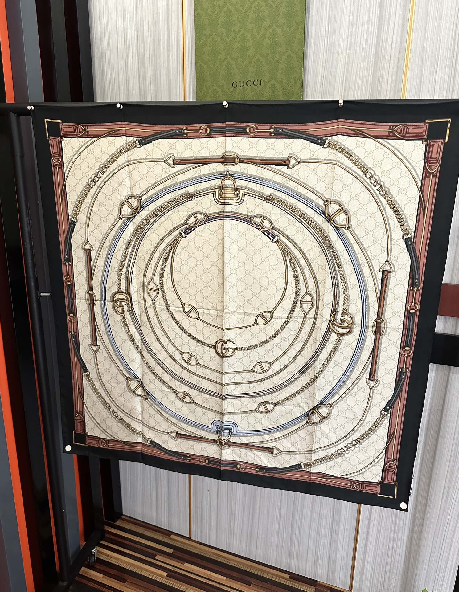 新款 。古奇 2025太美了必备款官网同步《皮革GG图案系列》印花方巾庆祝手工卷边品牌标志性不断焕新演绎