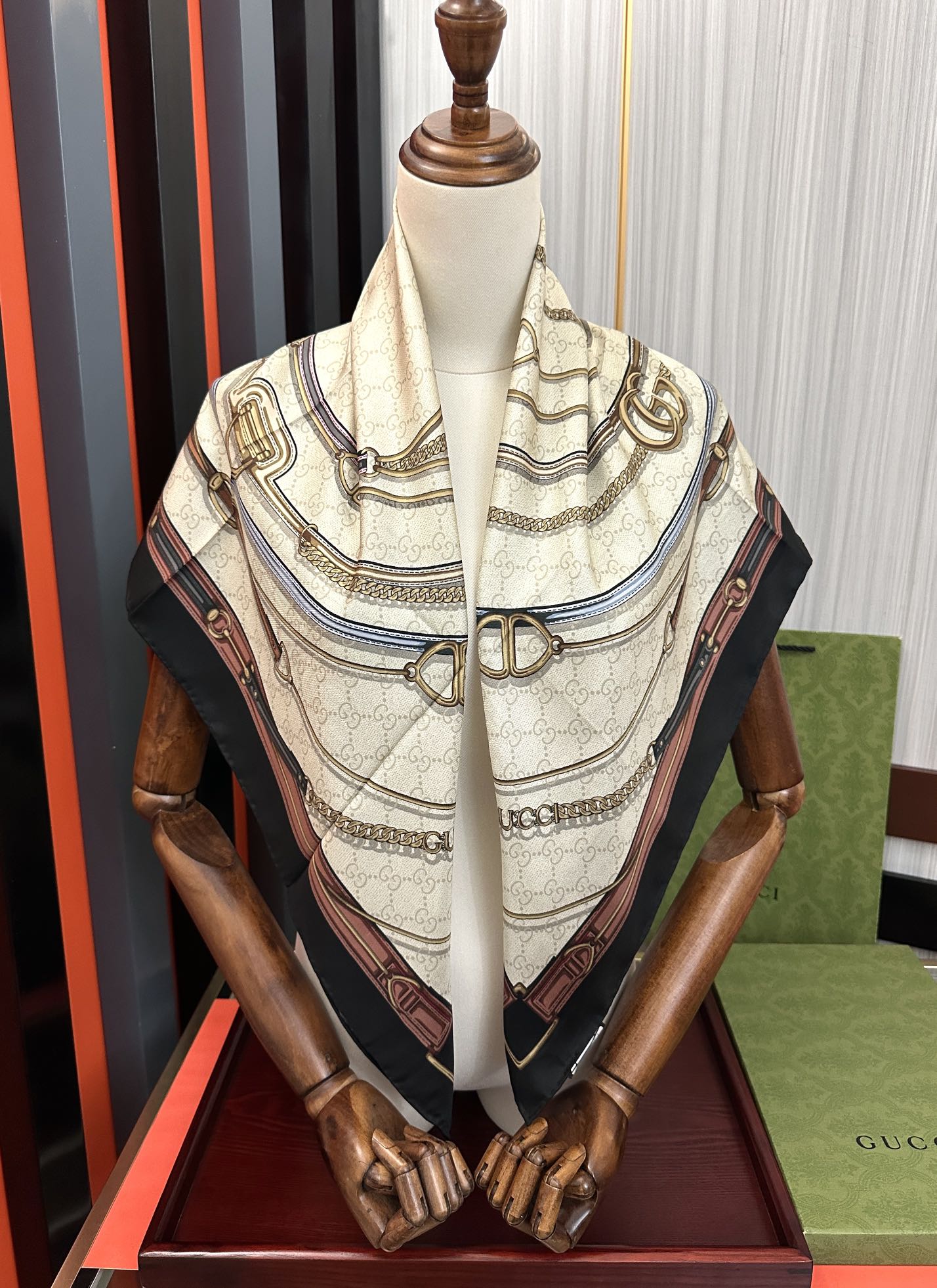 新款 。古奇 2025太美了必备款官网同步《皮革GG图案系列》印花方巾庆祝手工卷边品牌标志性不断焕新演绎