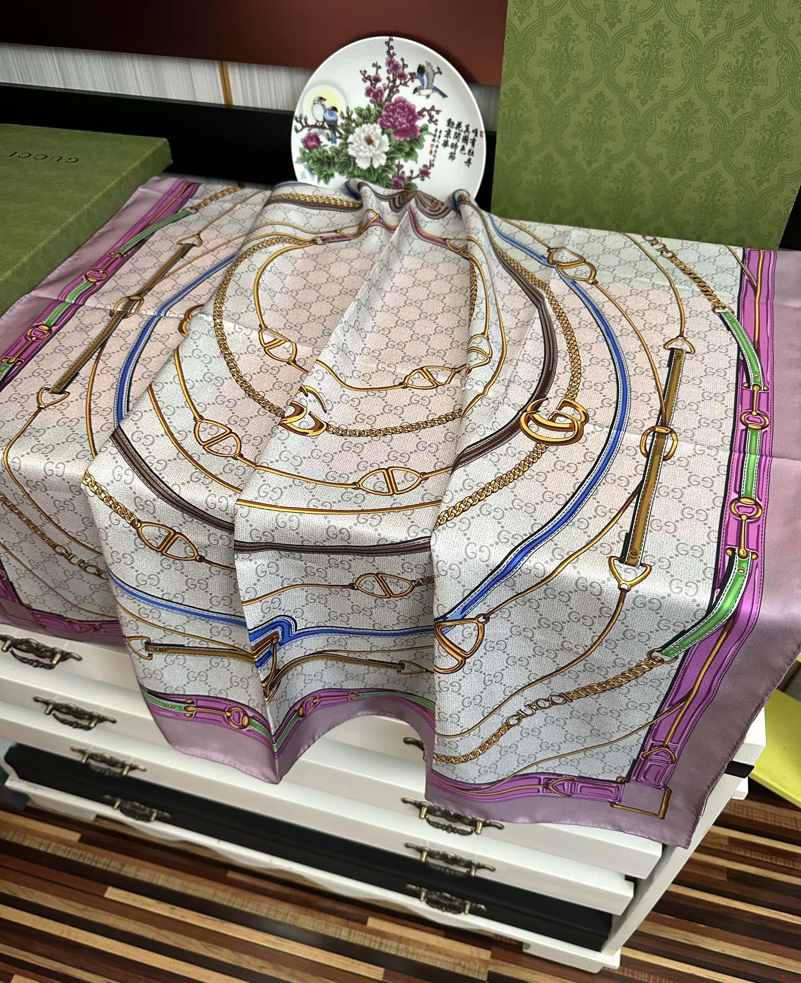 新款 。古奇 2025太美了必备款官网同步《皮革GG图案系列》印花方巾庆祝手工卷边品牌标志性不断焕新演绎