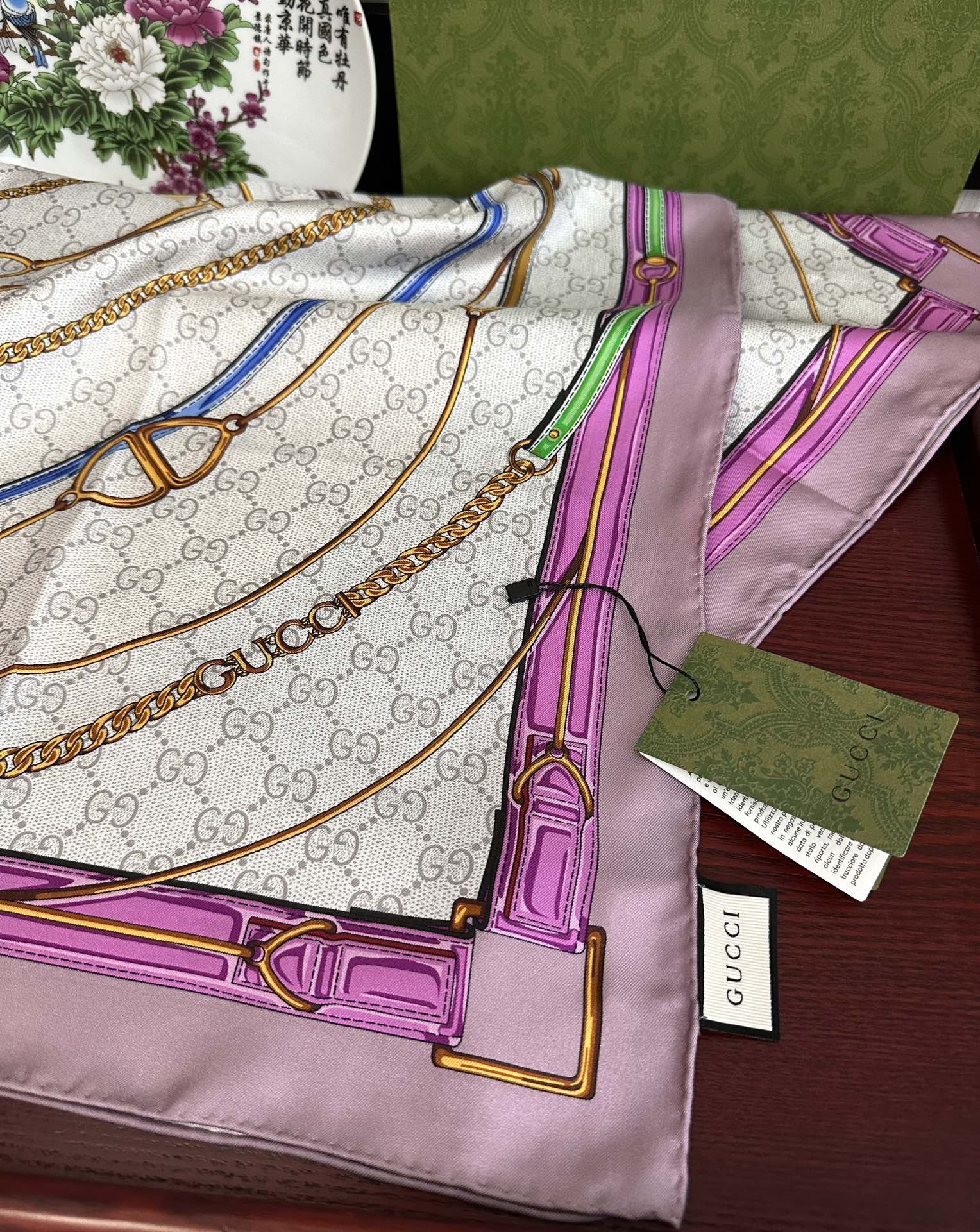 新款 。古奇 2025太美了必备款官网同步《皮革GG图案系列》印花方巾庆祝手工卷边品牌标志性不断焕新演绎