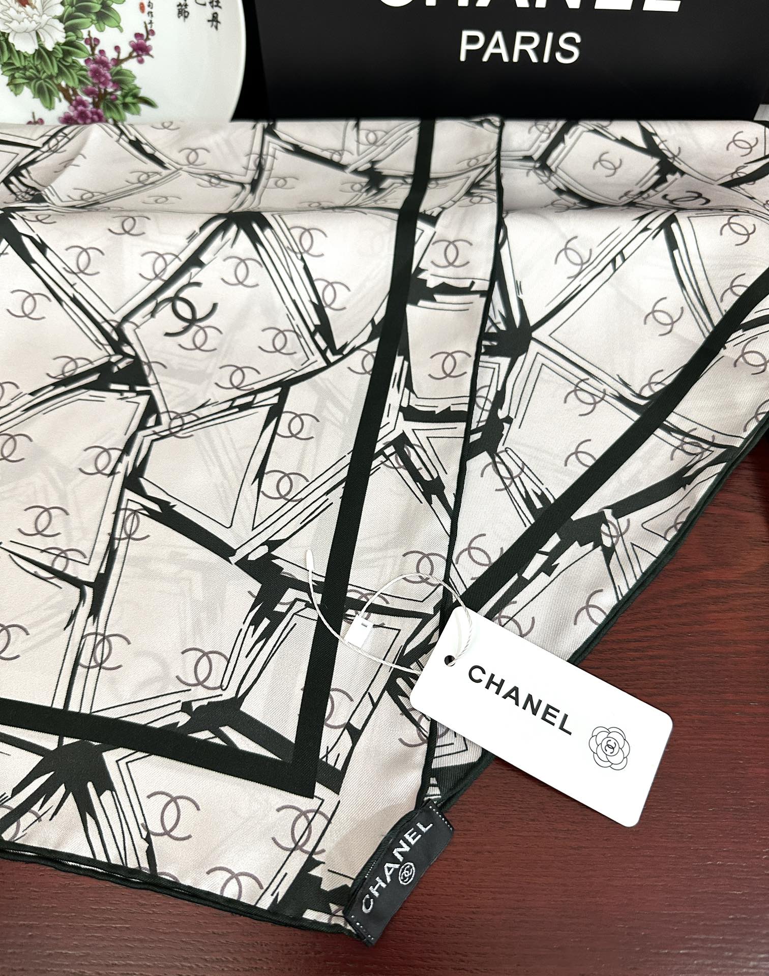  新款。香奈儿 官网同步 精致手工卷边得意极具品牌特色的涂鸦签名暗纹提花+简洁的COCO字母元素印花庆祝
