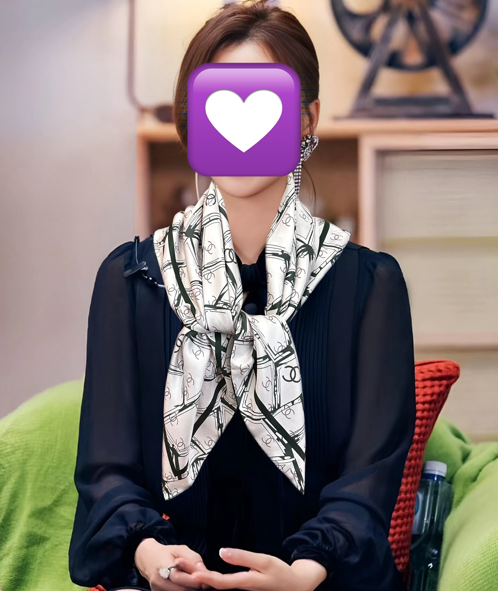  新款。香奈儿 官网同步 精致手工卷边得意极具品牌特色的涂鸦签名暗纹提花+简洁的COCO字母元素印花庆祝