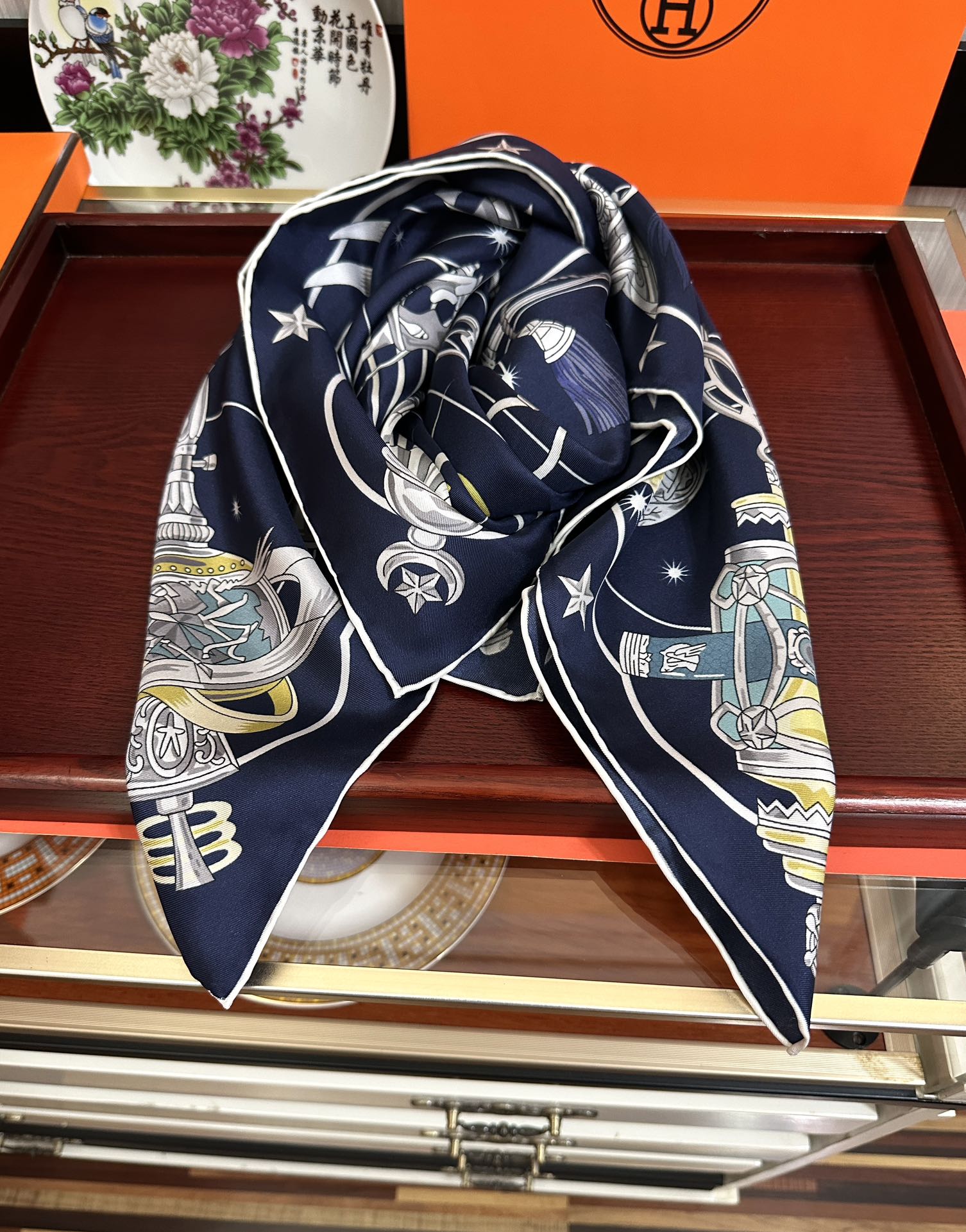 高版本。2010爱马仕【星辰合唱曲】90典藏方巾通过别致的经典色彩向原创设计致敬太阳作品未经重新诠释或设