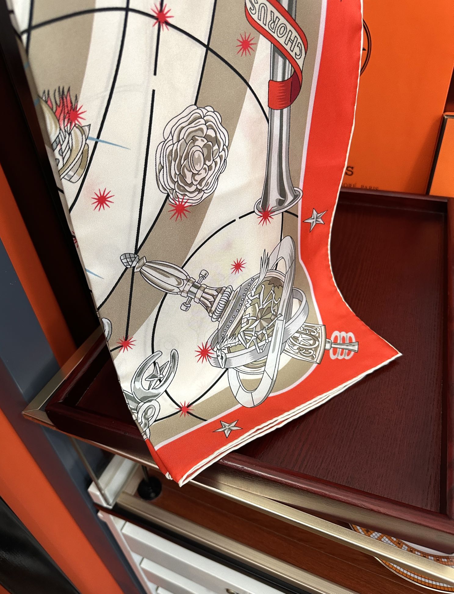 高版本。2010爱马仕【星辰合唱曲】90典藏方巾通过别致的经典色彩向原创设计致敬太阳作品未经重新诠释或设