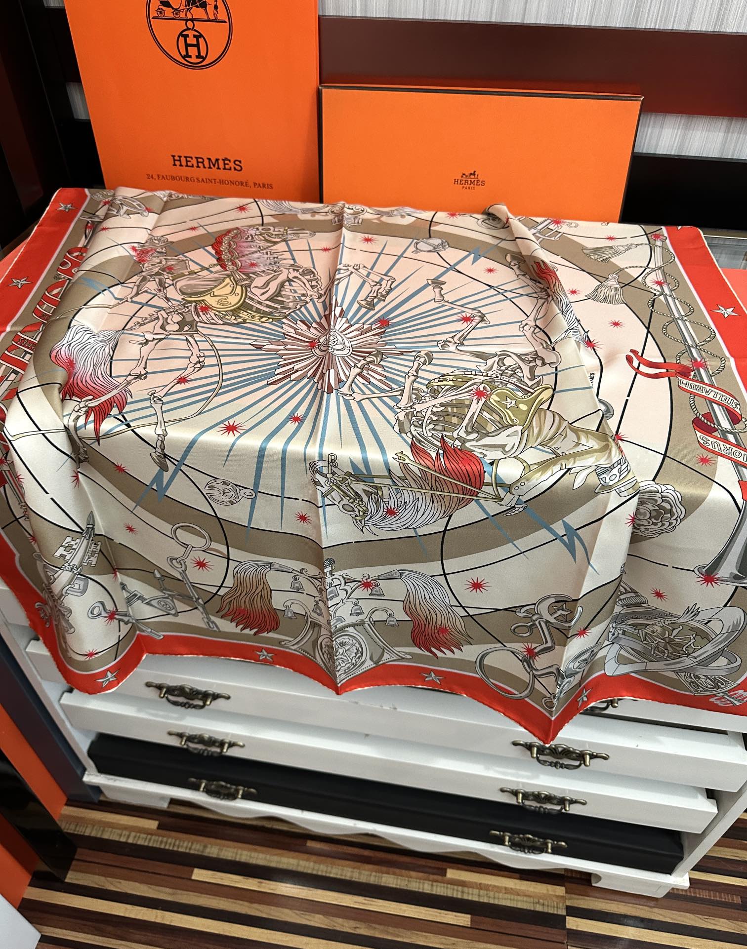 高版本。2010爱马仕【星辰合唱曲】90典藏方巾通过别致的经典色彩向原创设计致敬太阳作品未经重新诠释或设