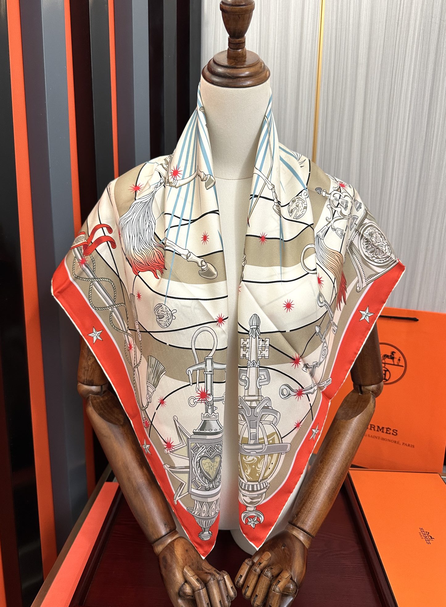 高版本。2010爱马仕【星辰合唱曲】90典藏方巾通过别致的经典色彩向原创设计致敬太阳作品未经重新诠释或设