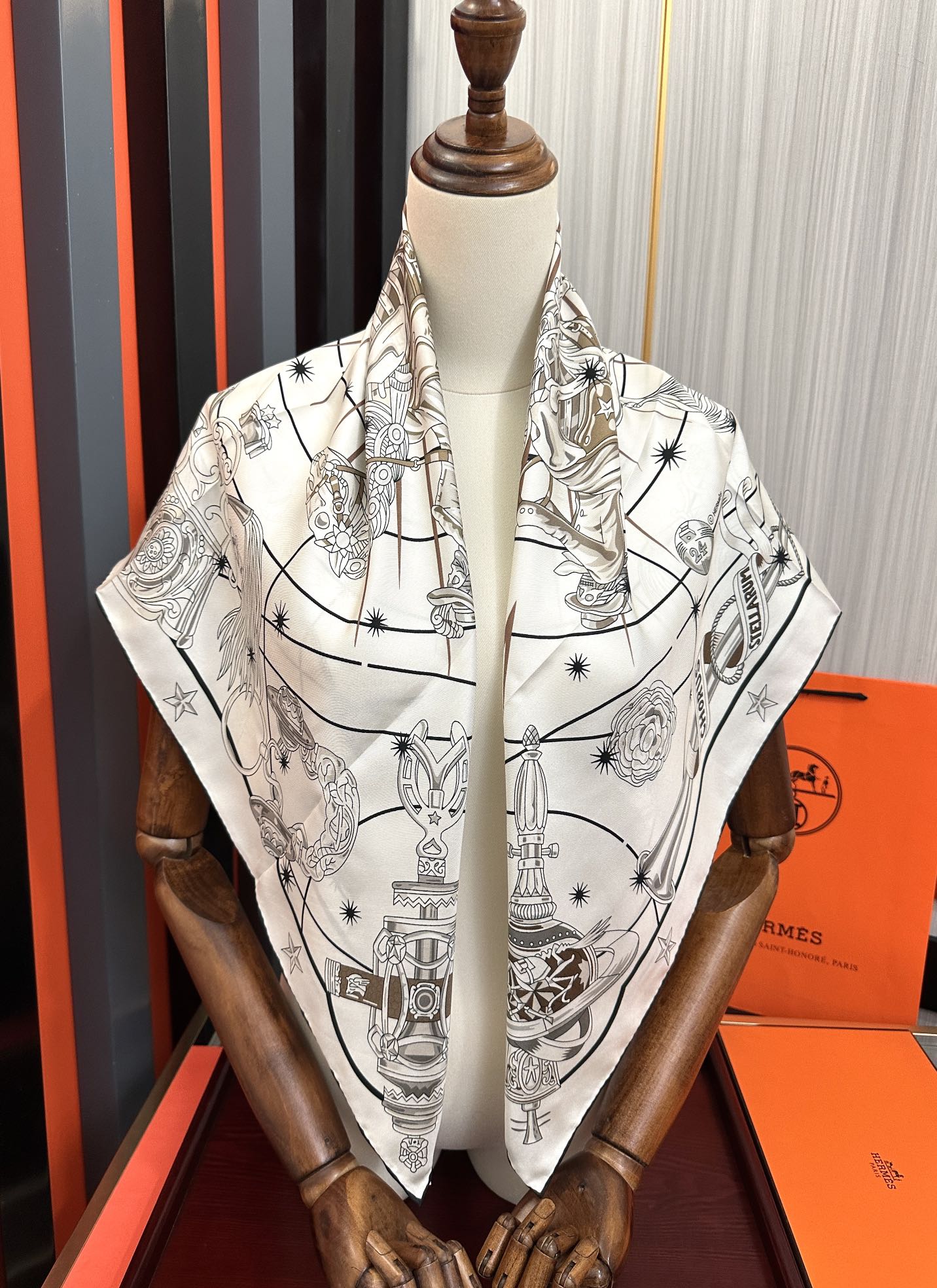 高版本。2010爱马仕【星辰合唱曲】90典藏方巾通过别致的经典色彩向原创设计致敬太阳作品未经重新诠释或设