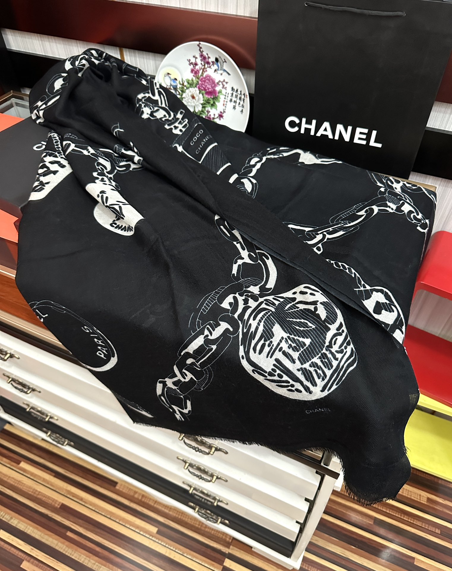 。2010 小香最新款‼️真心赞👍【羊绒长巾】😘💍实物真心美 🎀披肩配以印花💓💃🏻无论设计喷绘都是非常到