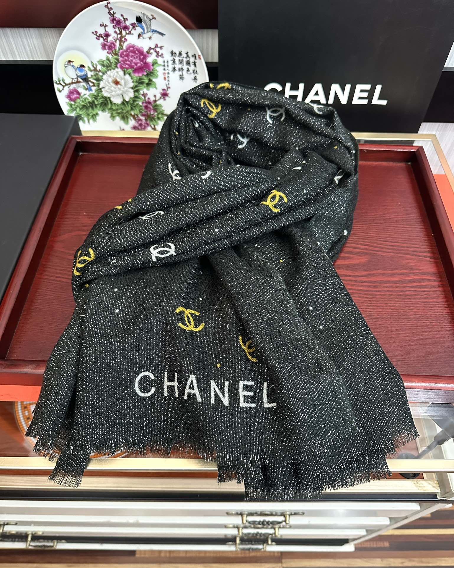 上新香奈儿2025 银丝的会玫瑰顶级设计太美了，真心赞👍【羊绒长巾】😘💍实物真心美 🎀披肩配以印花💓💃🏻
