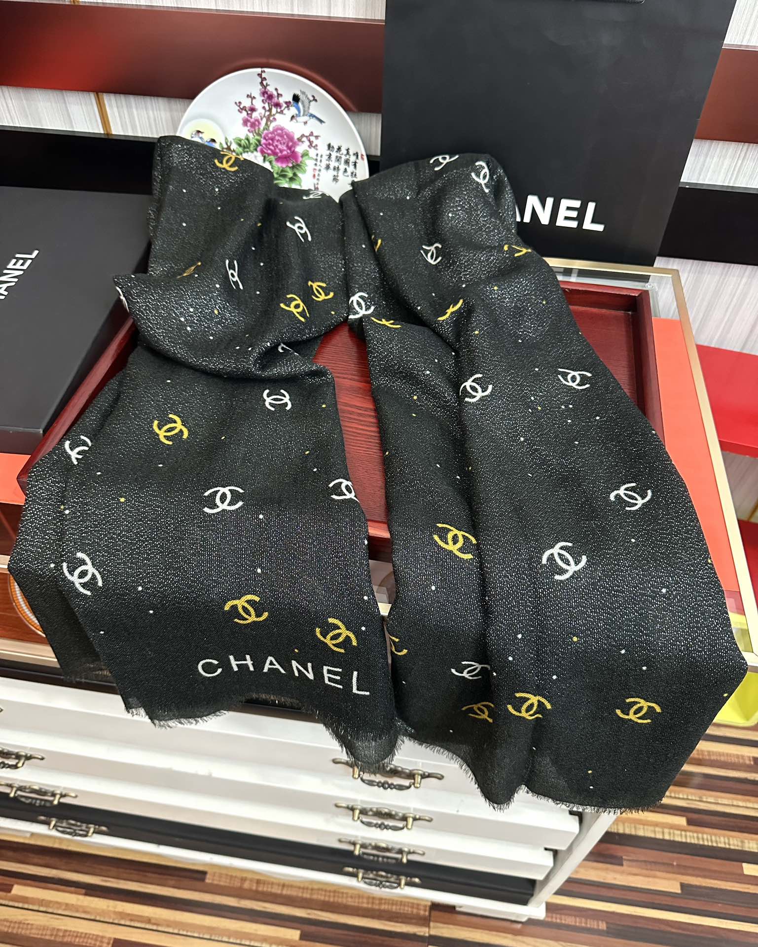 上新香奈儿2025 银丝的会玫瑰顶级设计太美了，真心赞👍【羊绒长巾】😘💍实物真心美 🎀披肩配以印花💓💃🏻