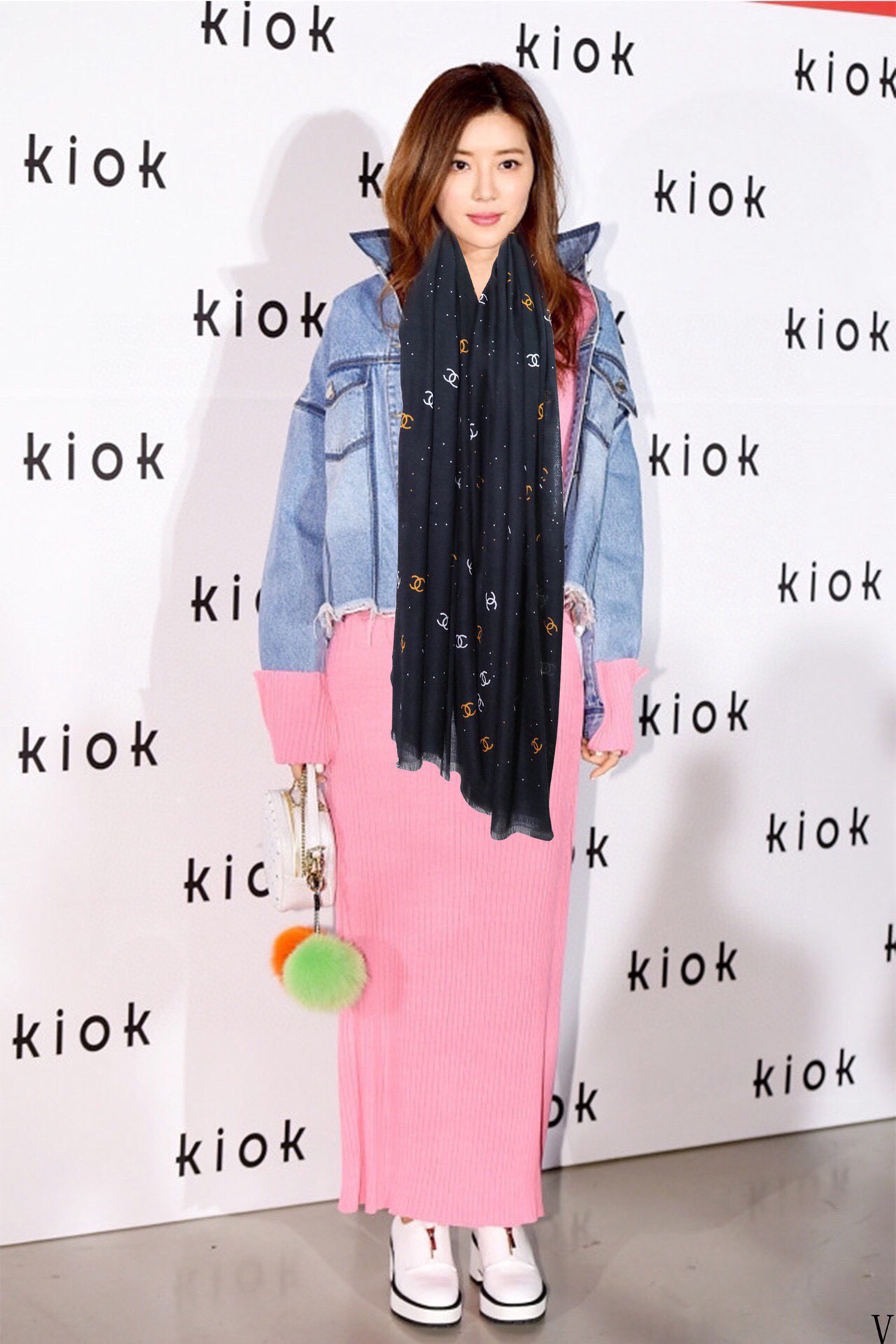 上新香奈儿2025 银丝的会玫瑰顶级设计太美了，真心赞👍【羊绒长巾】😘💍实物真心美 🎀披肩配以印花💓💃🏻