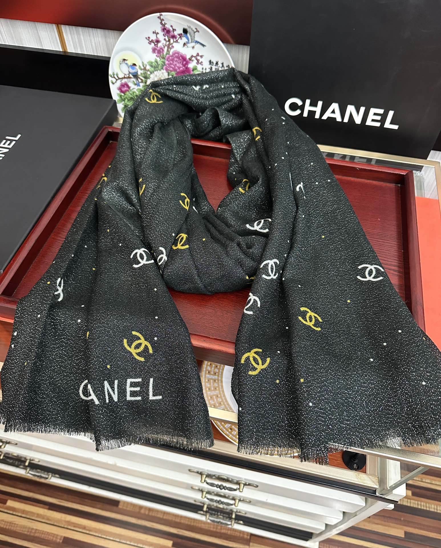 上新香奈儿2025 银丝的会玫瑰顶级设计太美了，真心赞👍【羊绒长巾】😘💍实物真心美 🎀披肩配以印花💓💃🏻