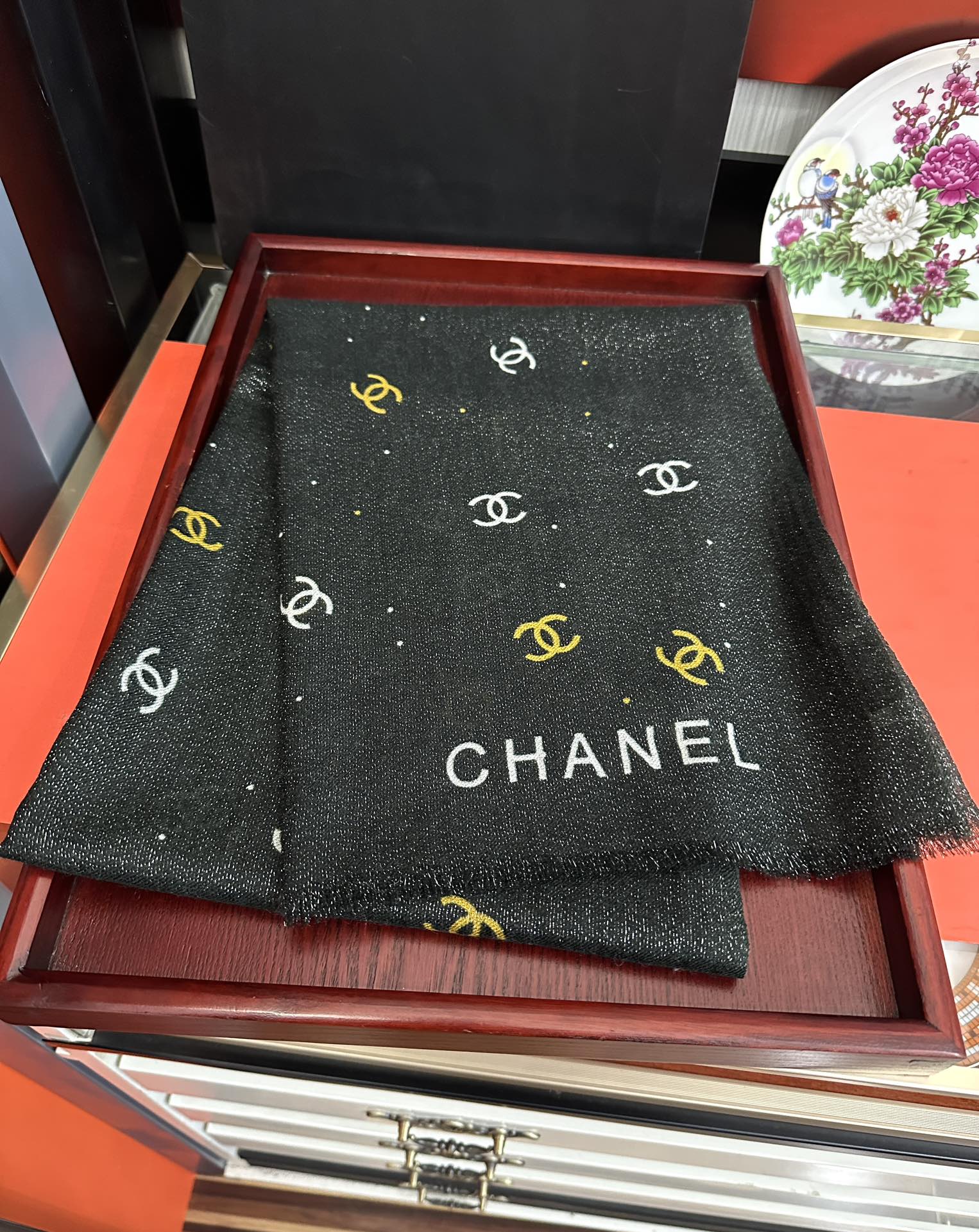 上新香奈儿2025 银丝的会玫瑰顶级设计太美了，真心赞👍【羊绒长巾】😘💍实物真心美 🎀披肩配以印花💓💃🏻