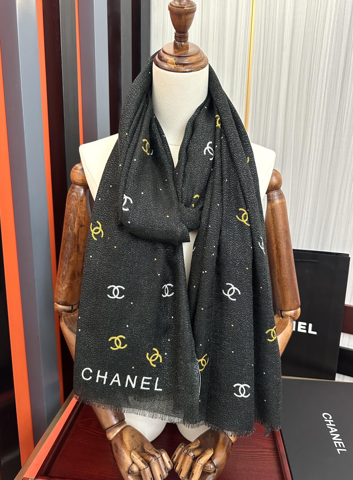 上新香奈儿2025 银丝的会玫瑰顶级设计太美了，真心赞👍【羊绒长巾】😘💍实物真心美 🎀披肩配以印花💓💃🏻