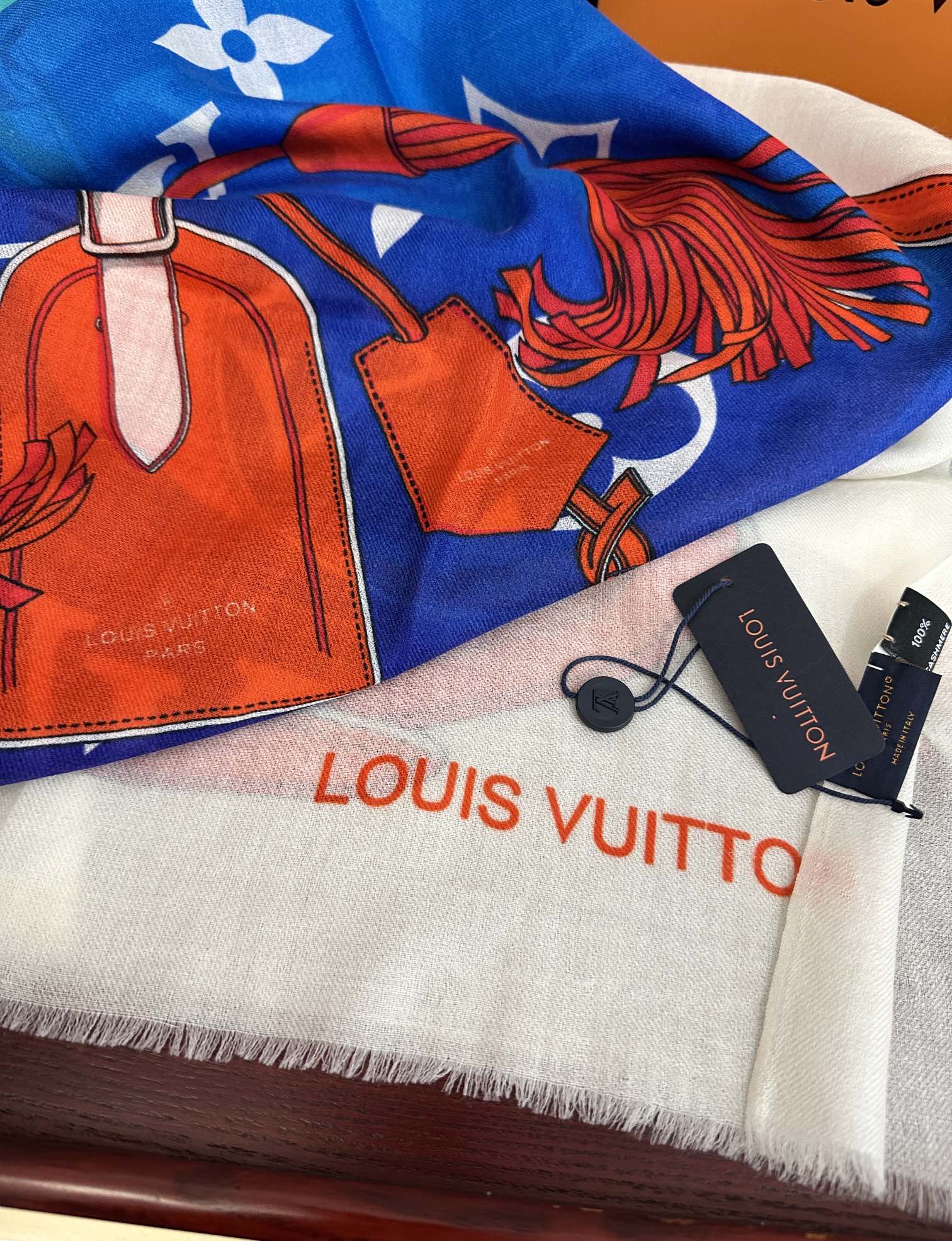 上新L V 2025 最新款‼️顶级设计太美了，真心赞👍【戒指绒长巾】😘💍实物真心美 🎀披肩配以印花💓💃