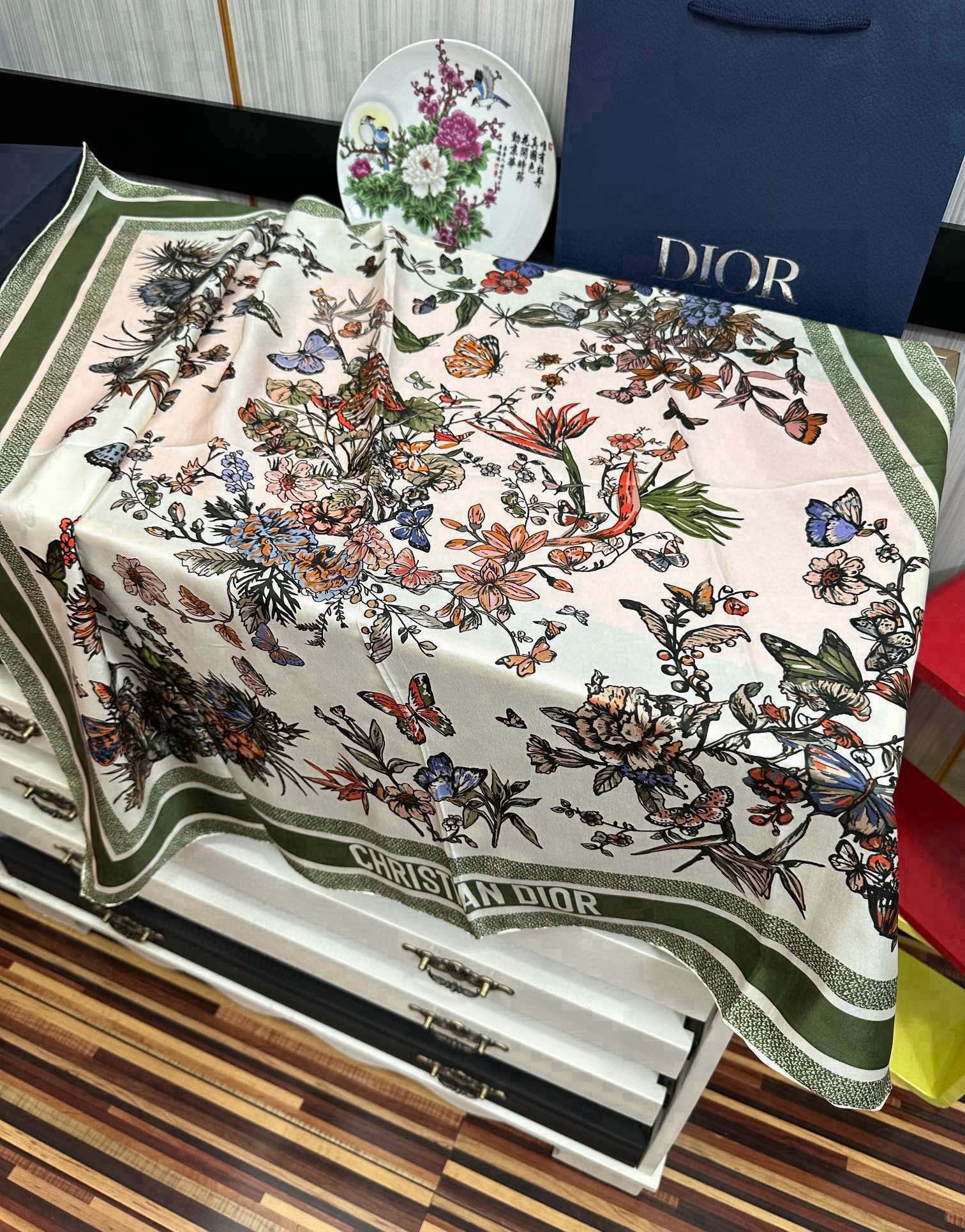 。 迪澳2025春夏季新款，太美了玫瑰买到都说好👍下手一定要快高端 大爱❤️女人尤物 货极少 四季都可以