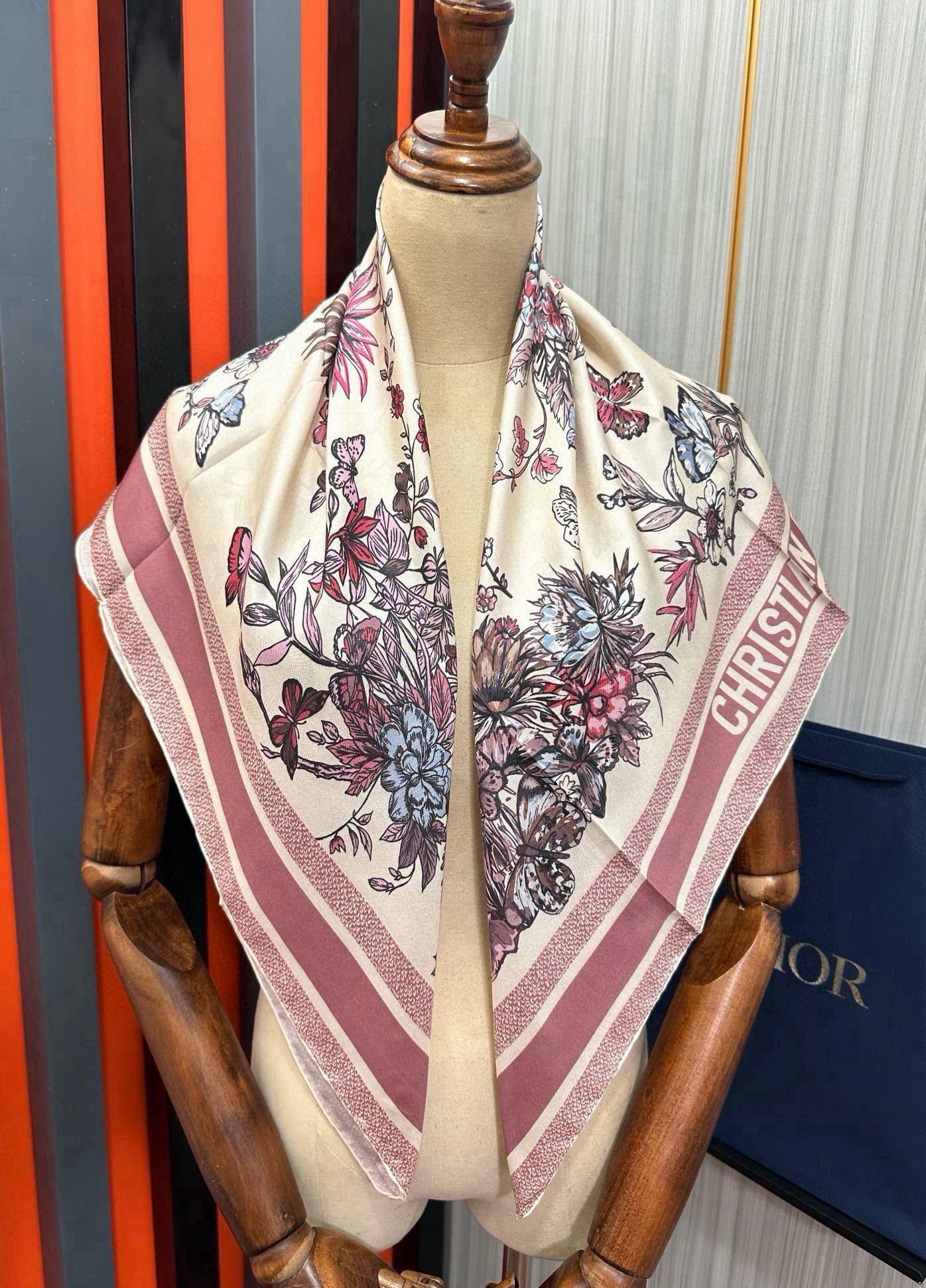 。 迪澳2025春夏季新款，太美了玫瑰买到都说好👍下手一定要快高端 大爱❤️女人尤物 货极少 四季都可以