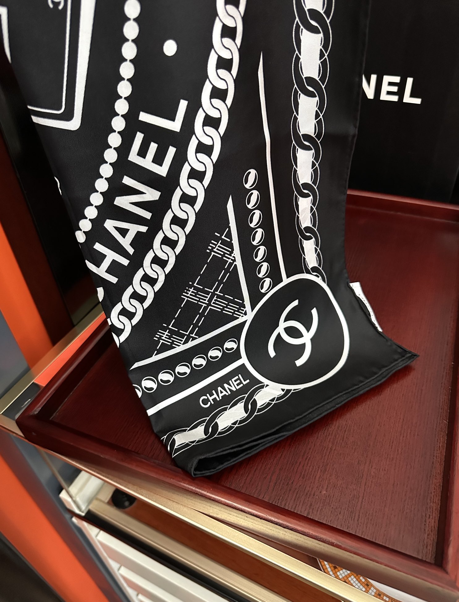 。高品质 香奈儿 【香水扑克牌系列】👍香奶奶永远都是比较经典發一条印有瓶子交织图案巧妙搭配得意简直太美了