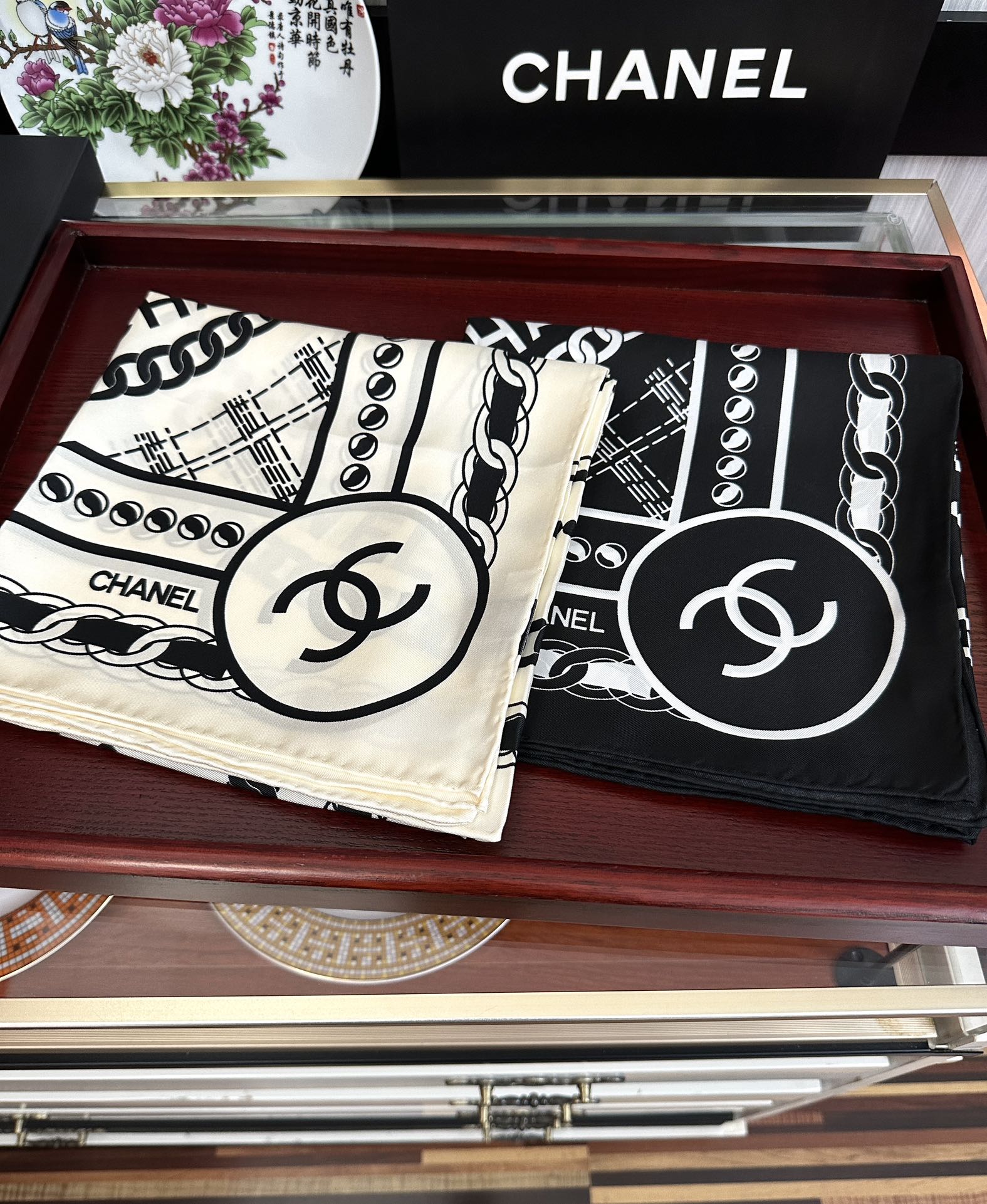 。高品质 香奈儿 【香水扑克牌系列】👍香奶奶永远都是比较经典發一条印有瓶子交织图案巧妙搭配得意简直太美了